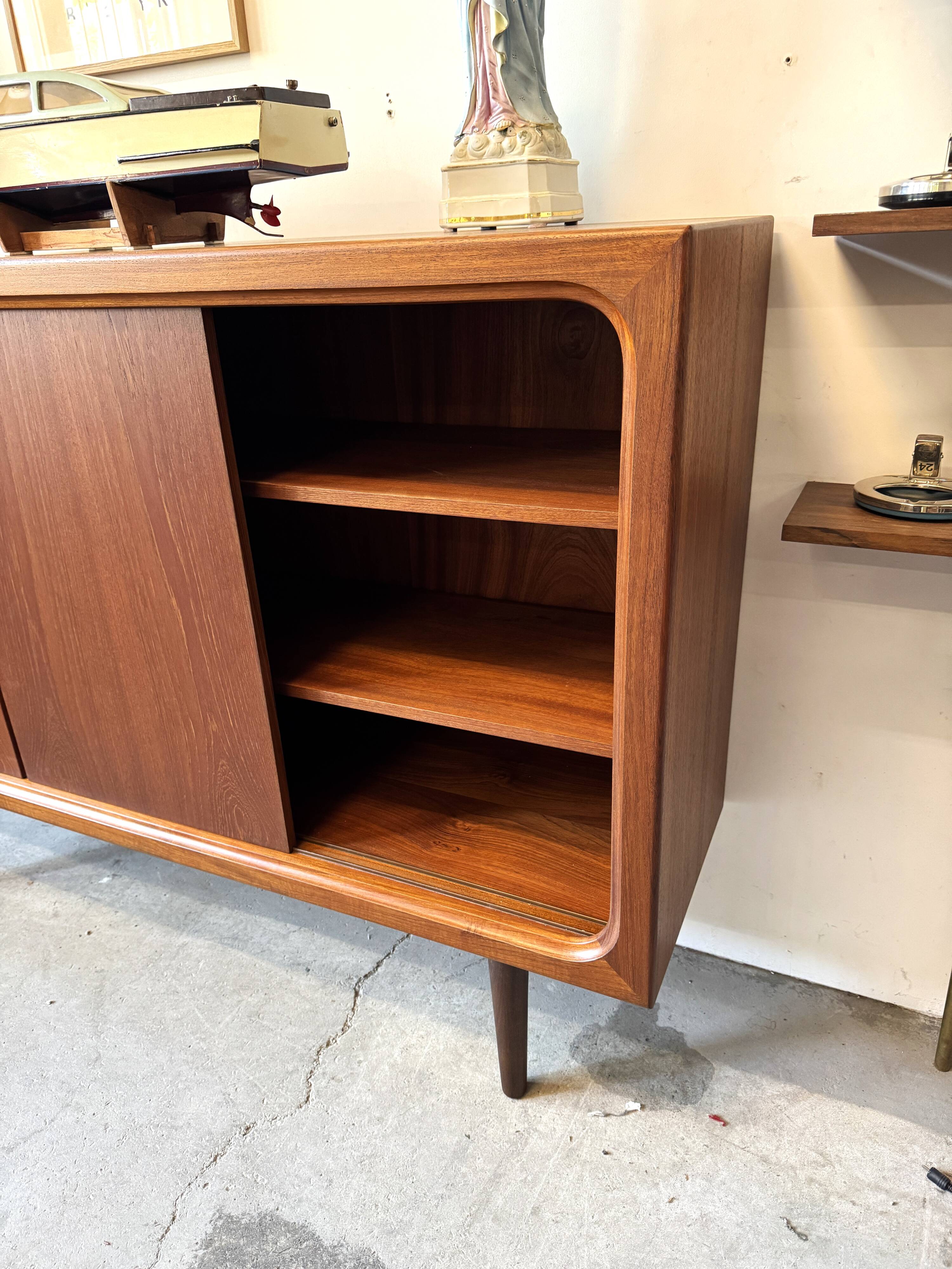 Buffet en teck, Danemark, années 1960/1970, style Mid-C Modern, vintage