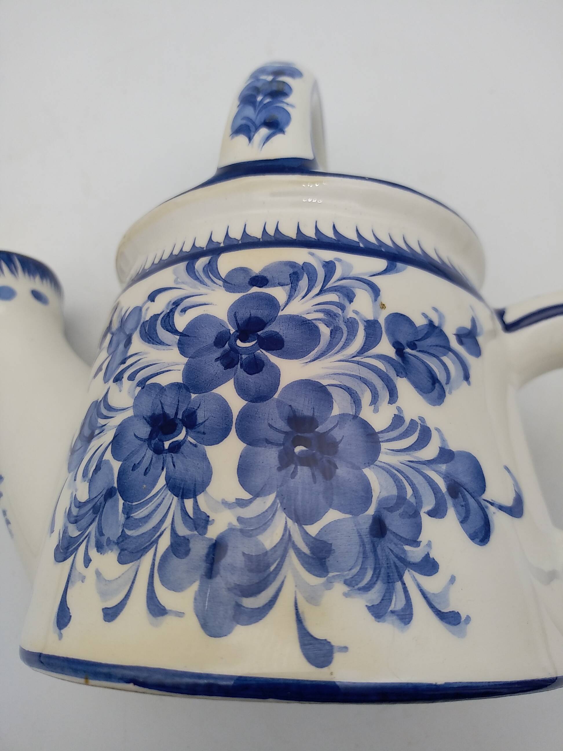 Vase Arrosoir en faience à décor floral . St Clément .