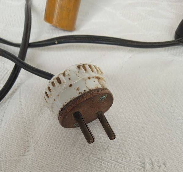Vintage rattan table lamp – Tripod – Original porcelain socket –