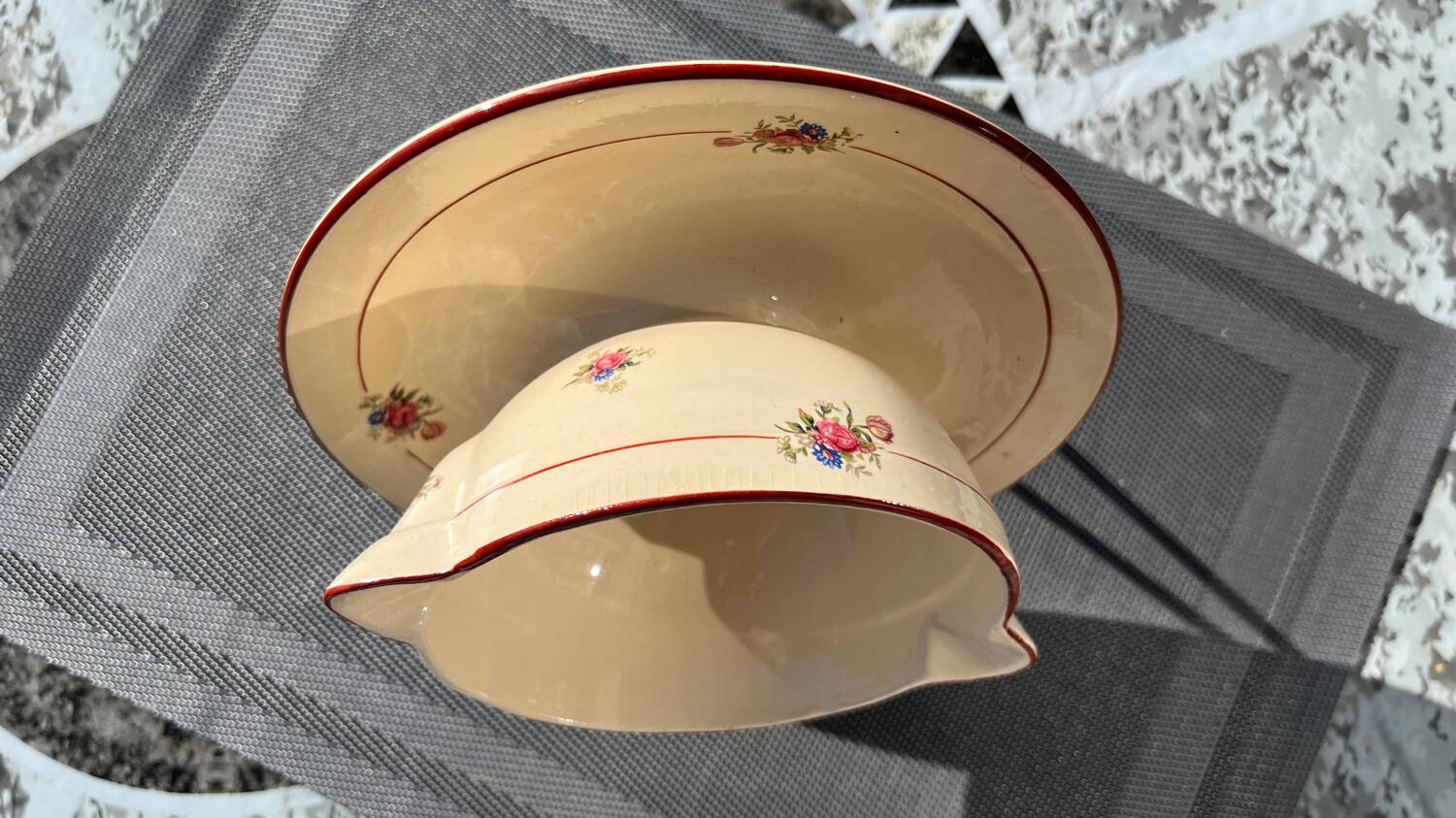 Salins sauce boat with integrated saucer