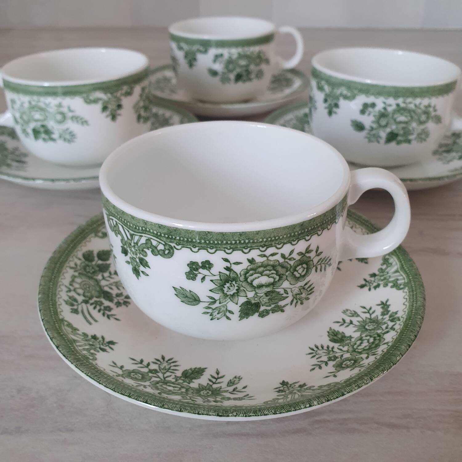 Tasses et sous-tasses en porcelaine Old Gustavberg, collection Fasan