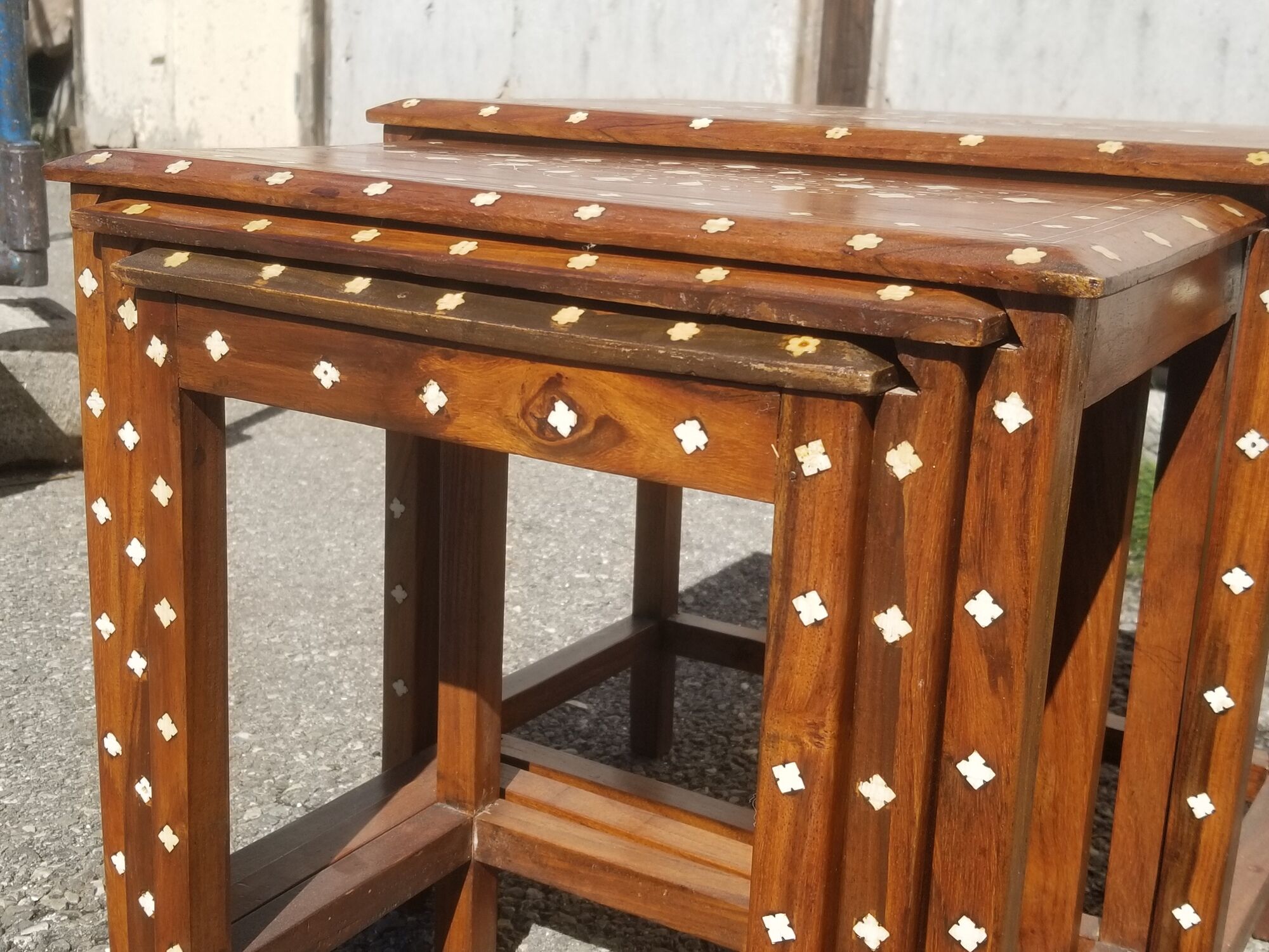 Series of 4 wooden trundle tables with mother-of-pearl inlays, Orient XXth