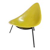 Fauteuil  à piétement tripode en acier laqué. Édité par Merat en 1956.