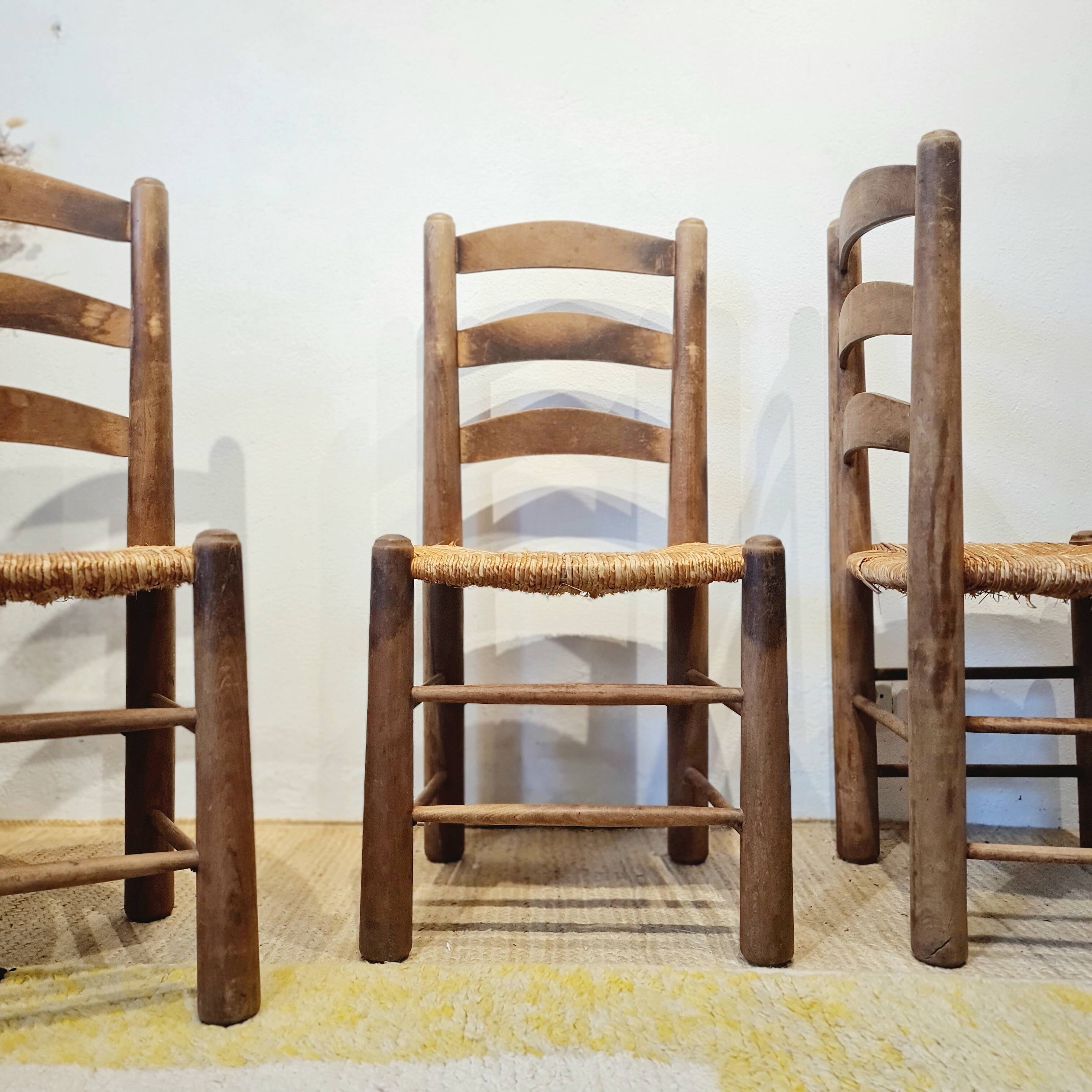 Chaises brutalistes en bois et paille de George Robert