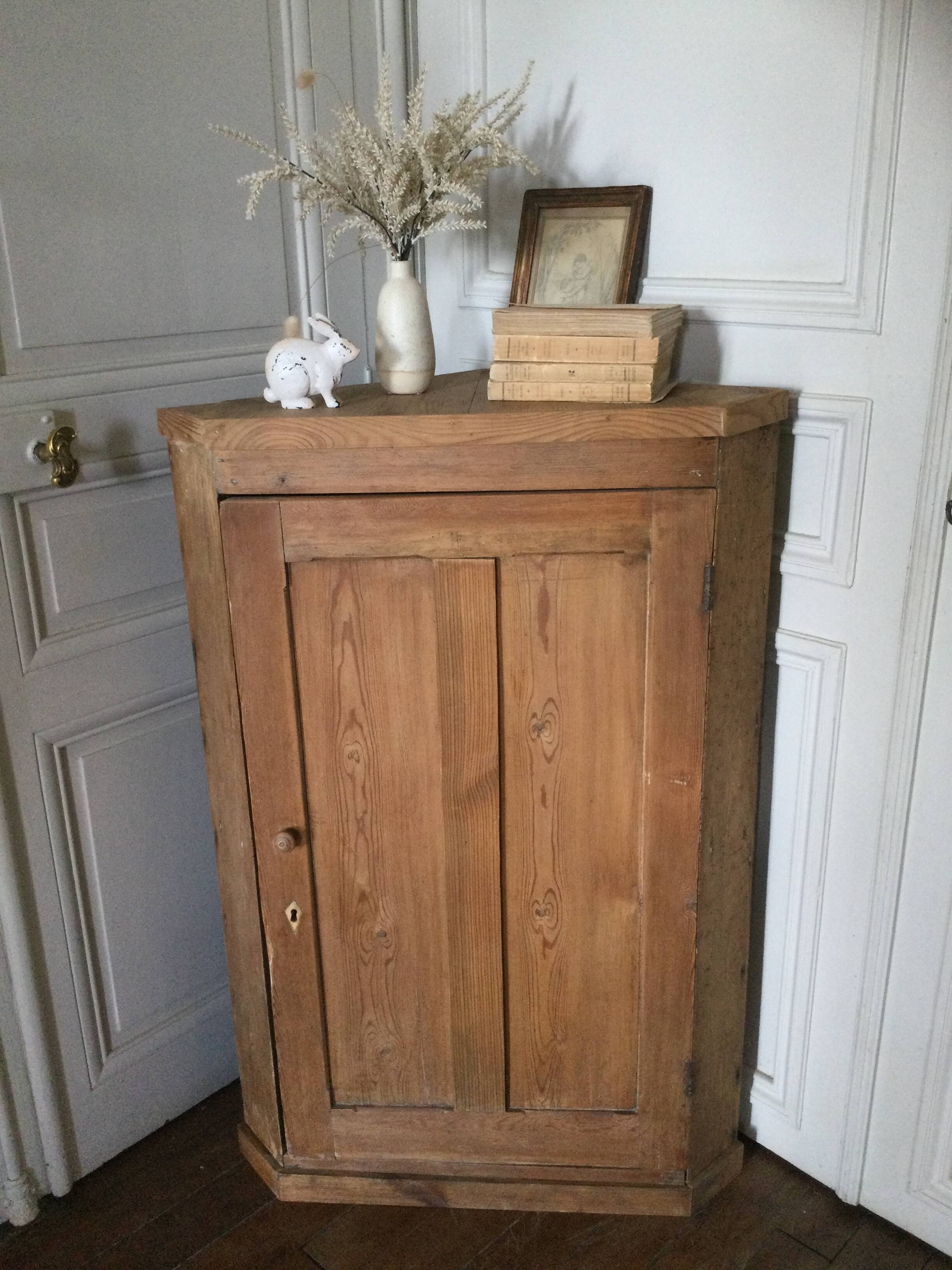 Antique corner cabinet with 1 door