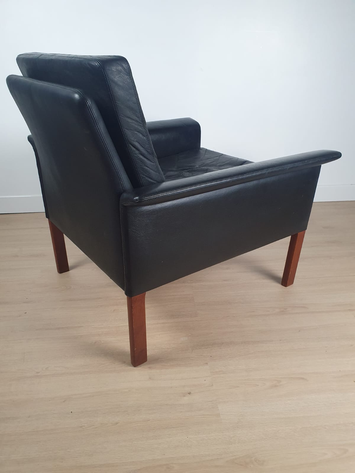 D500 armchair in black leather by Hans Olsen 1960