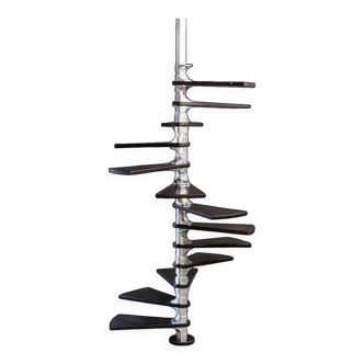 Roger Tallon. Escalier en colimaçon en aluminium et acajou. Circa 1970.