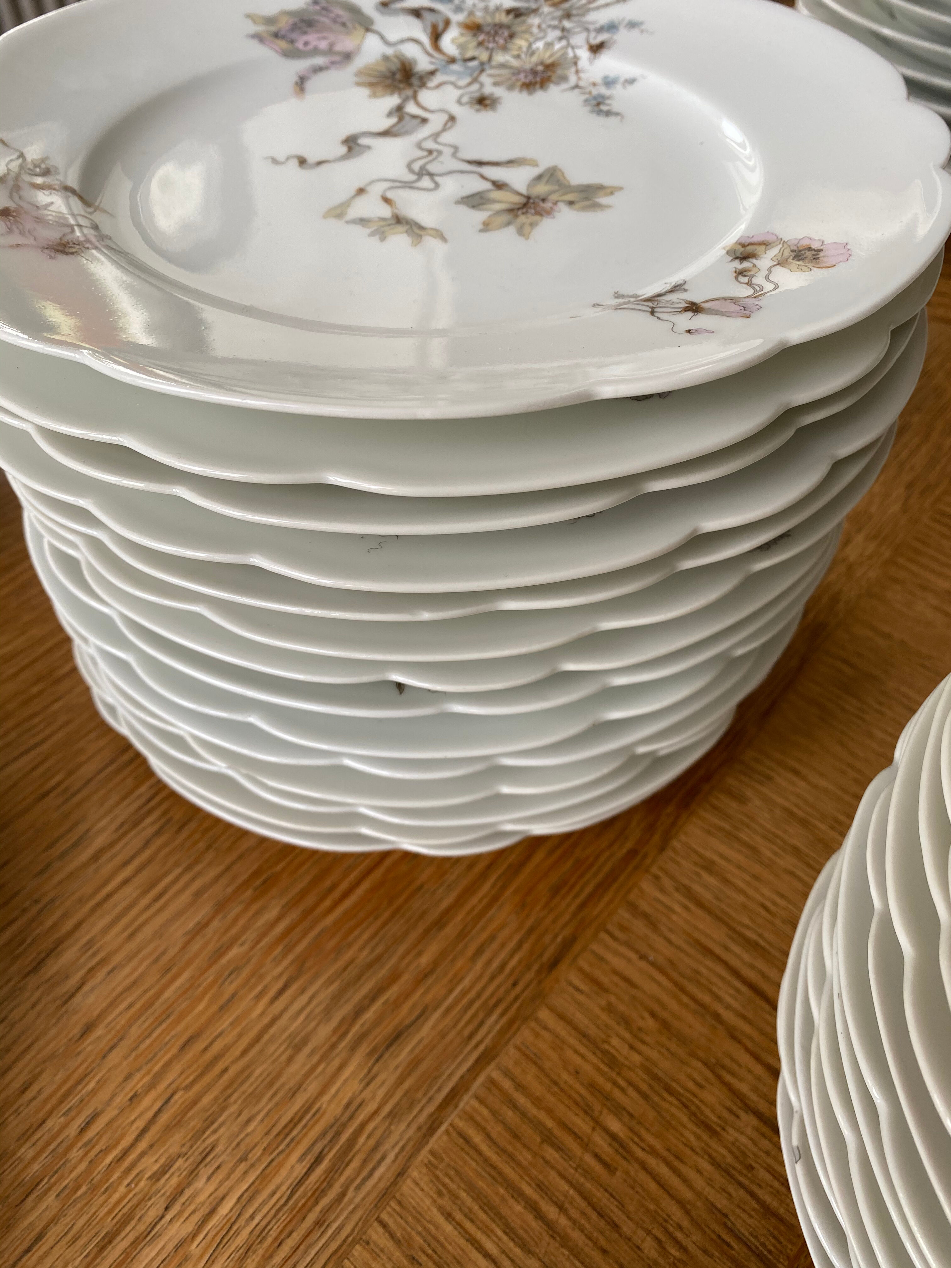 Porcelain crockery service