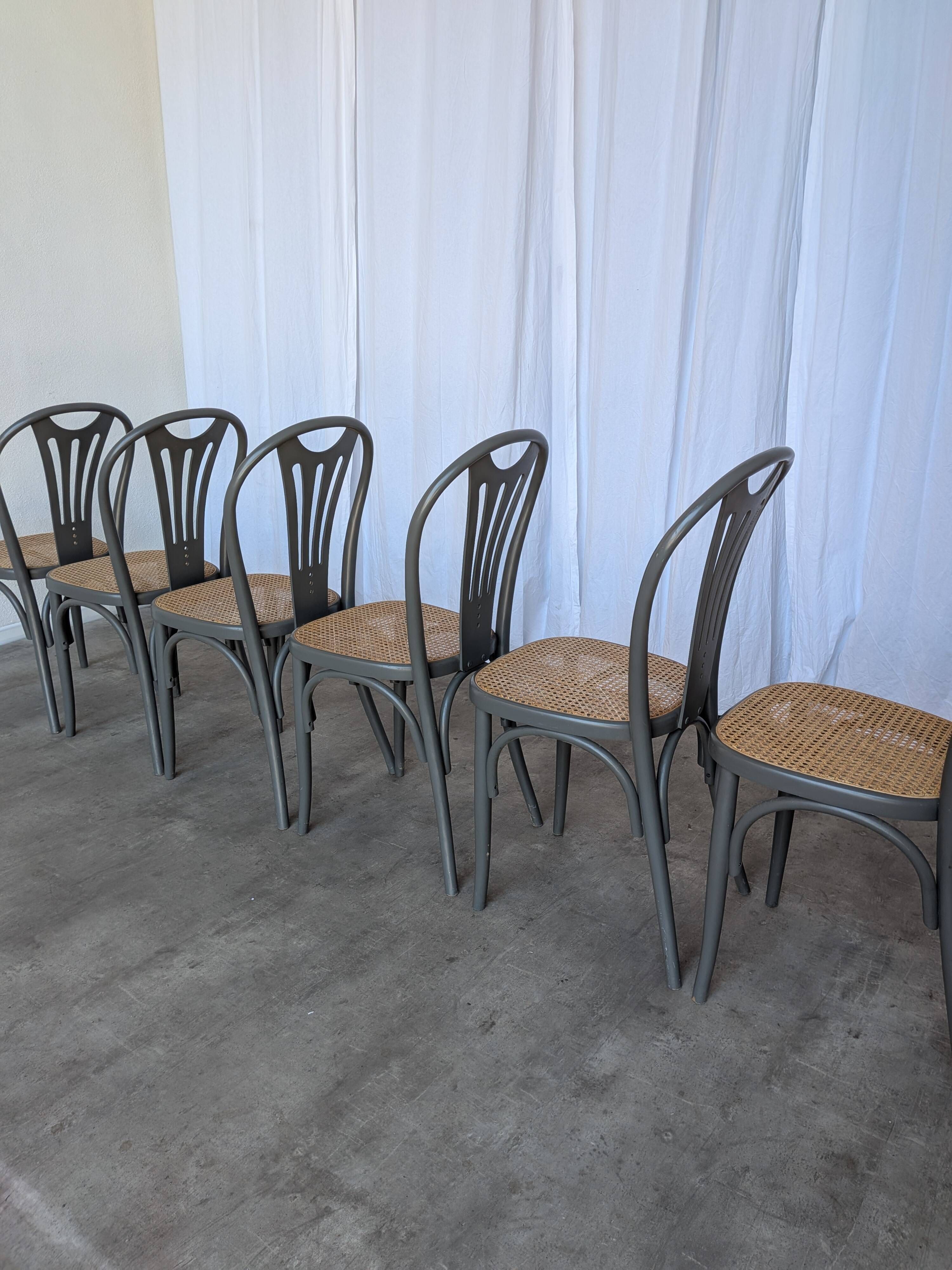 Ensemble de 6 chaises de salle à manger vintage grises en bois cintré : style Thonet, assise en cannage.