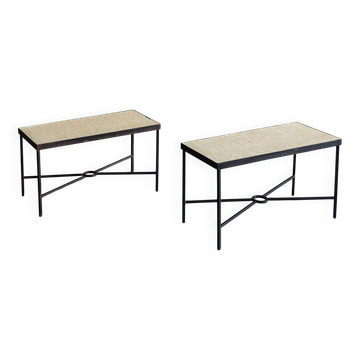 Ensemble de 2 tables d'appoint en métal minimalistes avec des plateaux en plâtre-fibre.