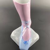 Colette GUEDEN (1905 - 2000) - Vase en porcelaine figurant une pied de danseuse classique