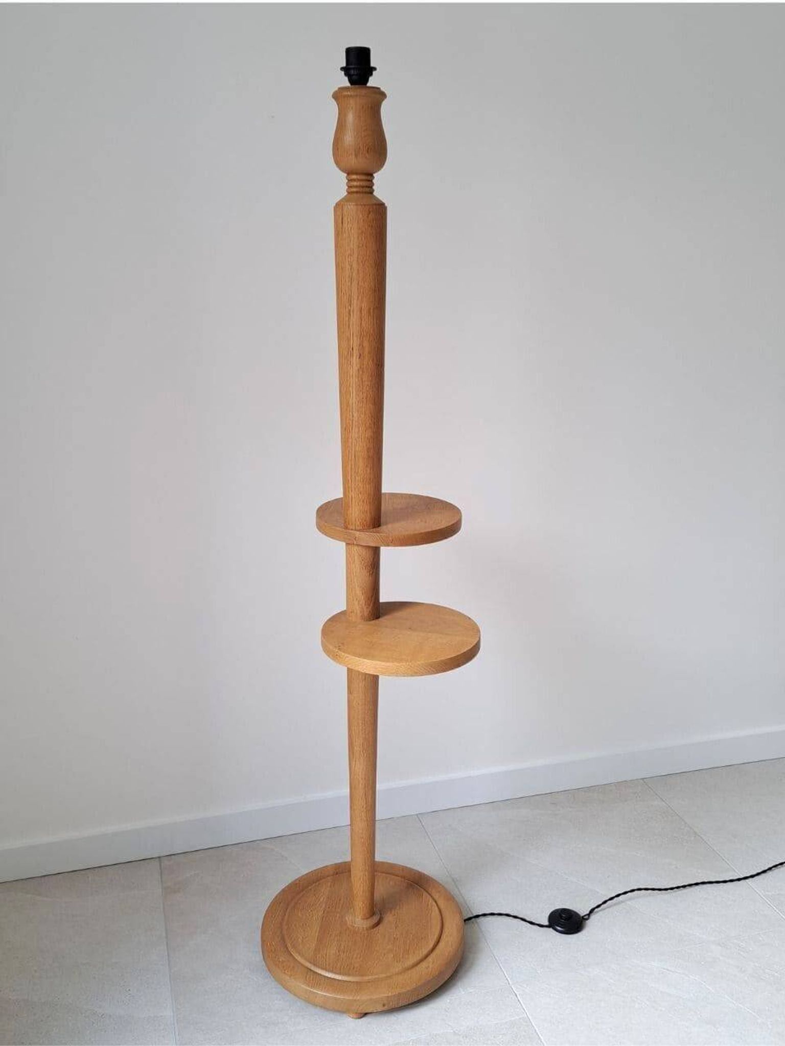 Lampadaire vintage en chêne massif à tablettes, années 1960