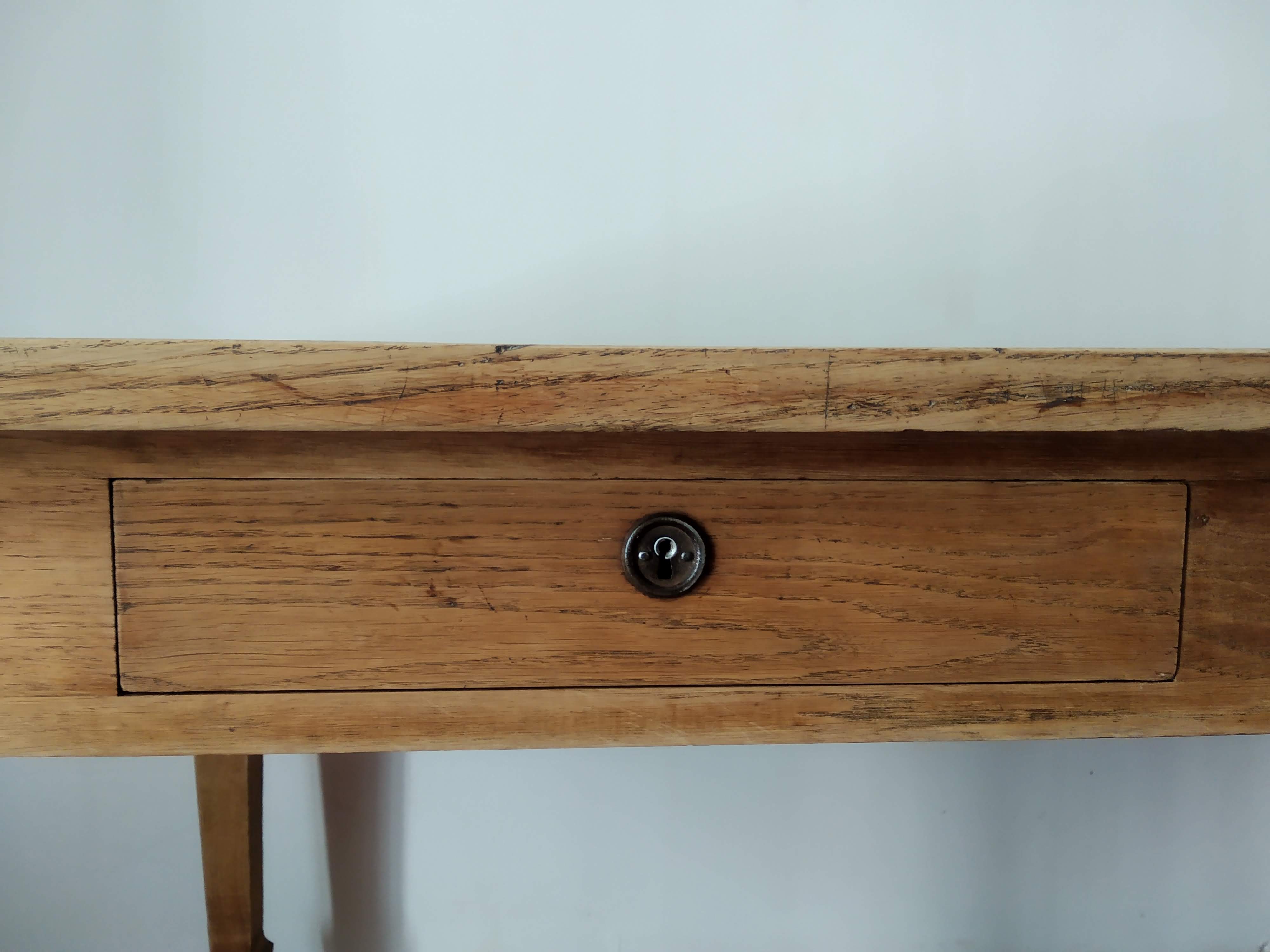 Antique oak table with 2 drawers