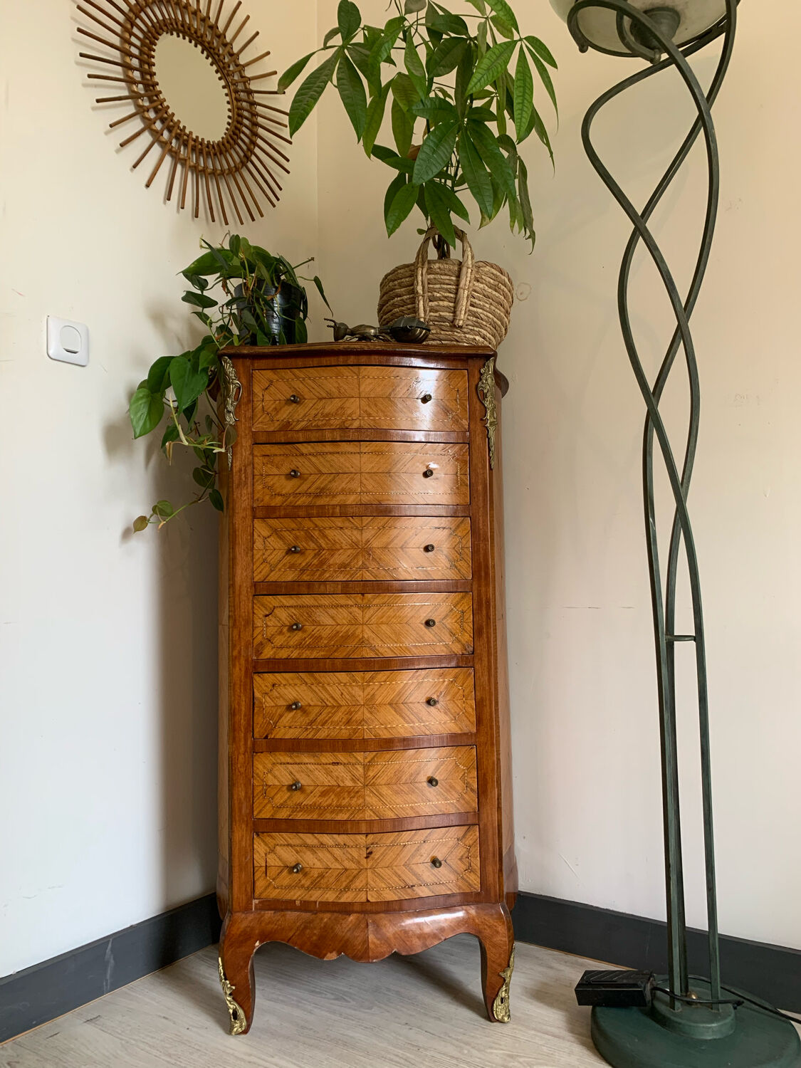 Rosewood weekly and curved marquetry on all three sides