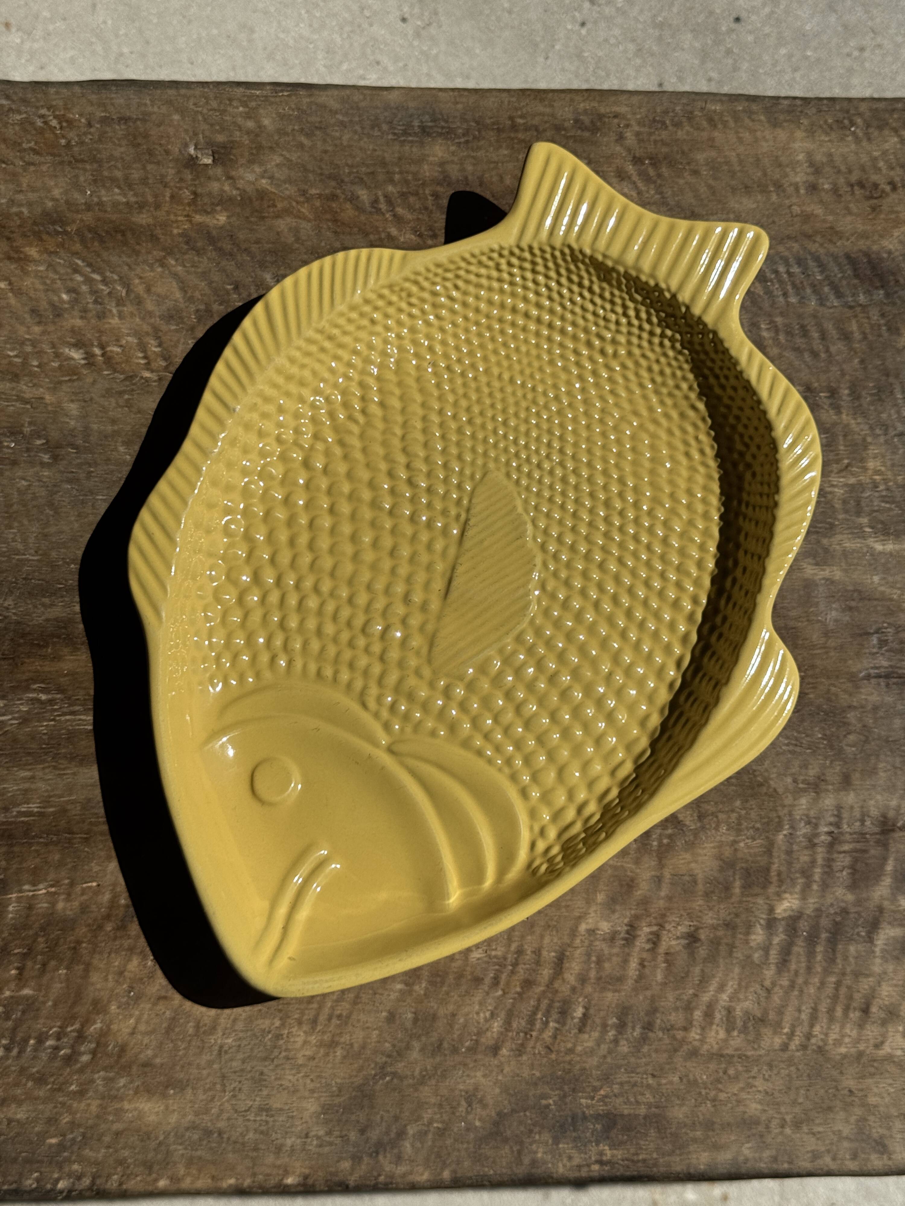 Yellow fish-shaped dish L38