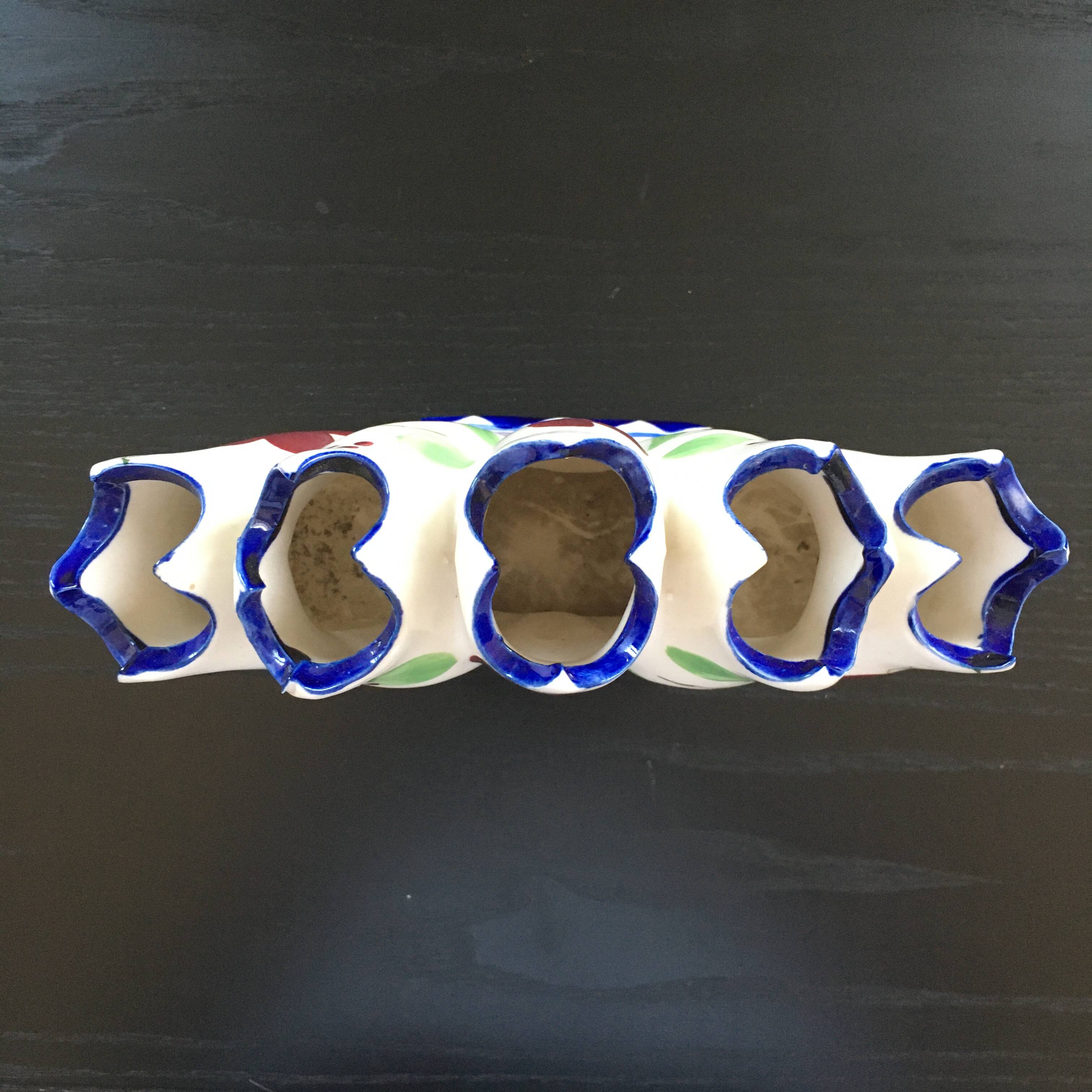 Fan vase with floral decoration