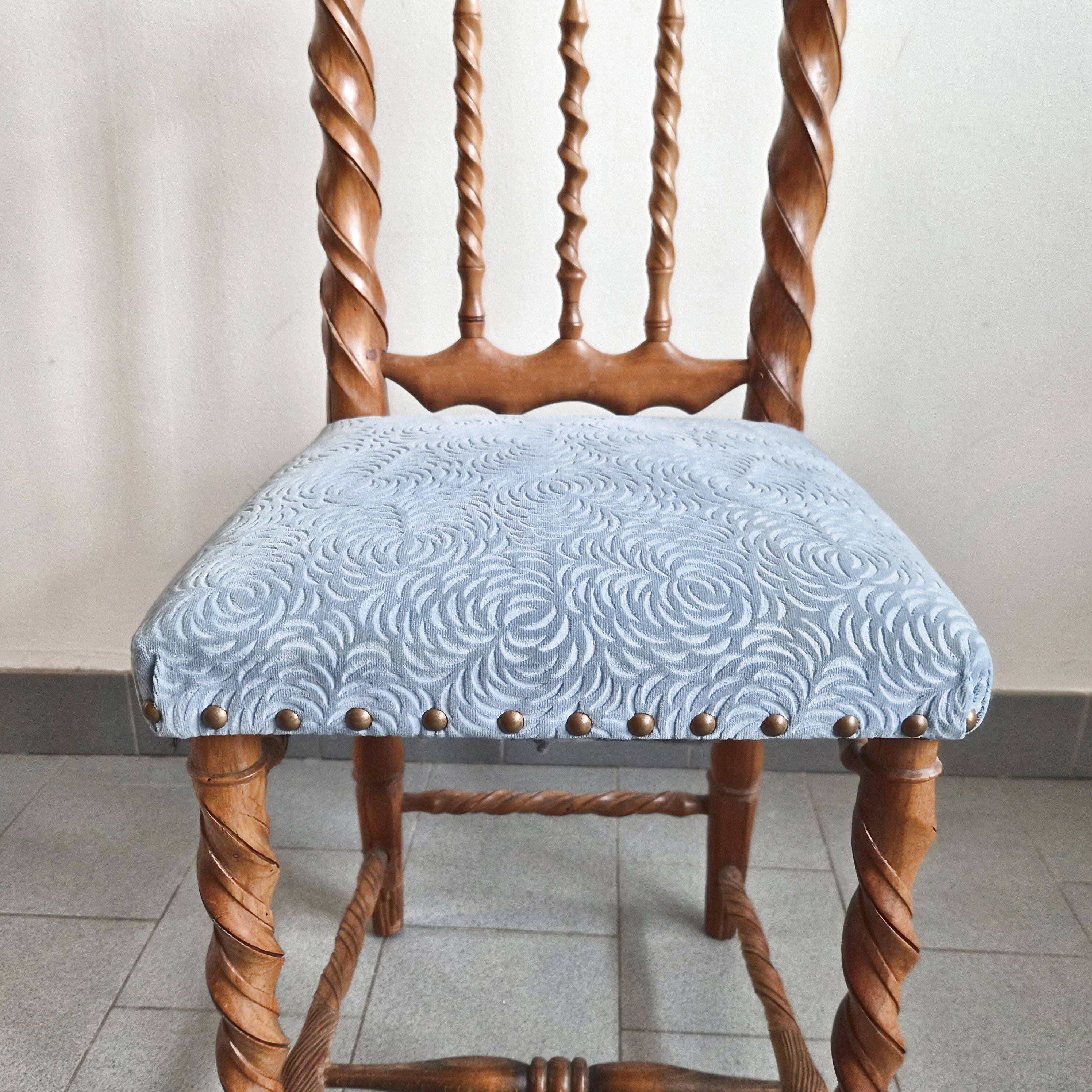 Chaise vintage en bois sculpté
