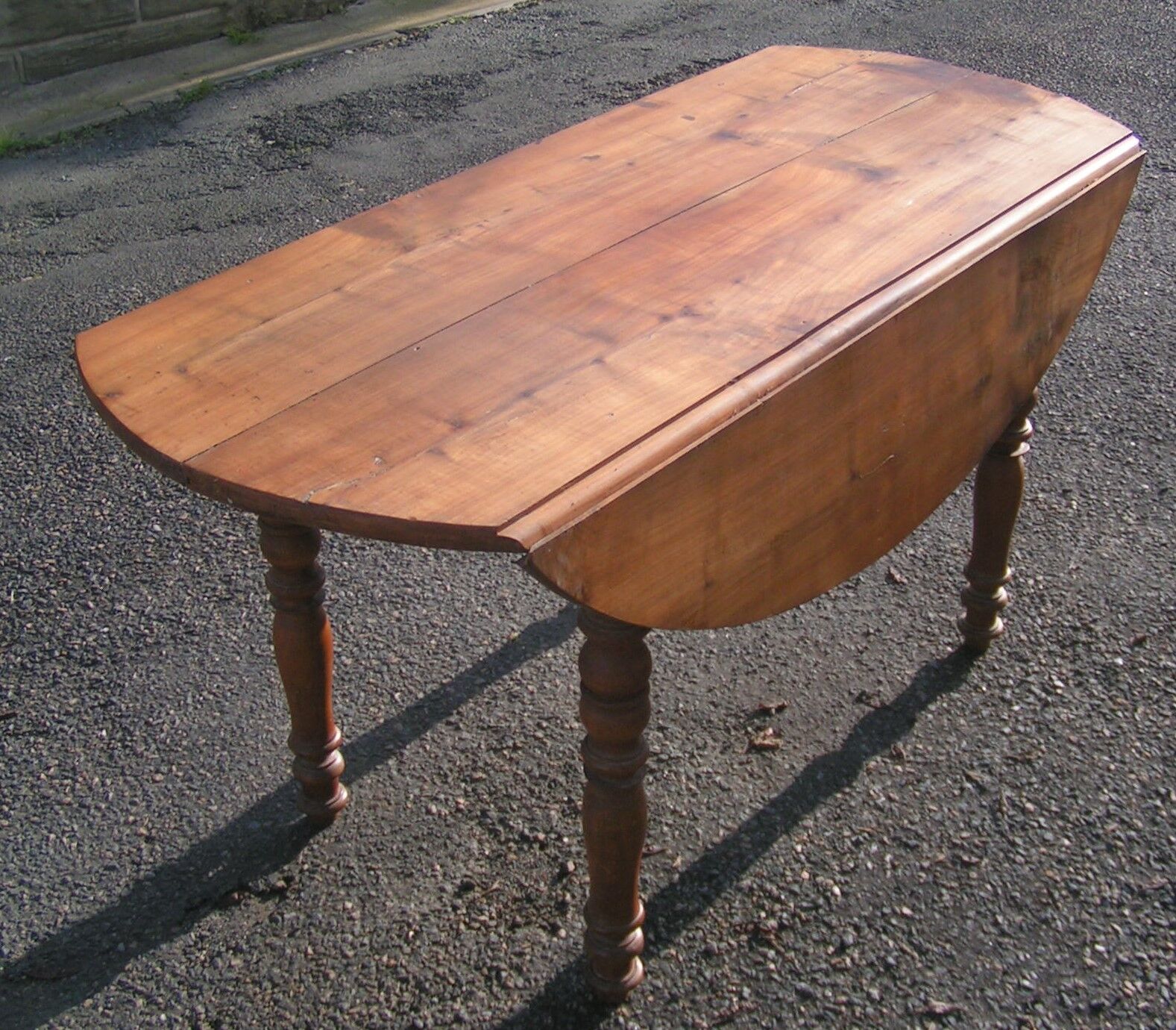 Oval flap table