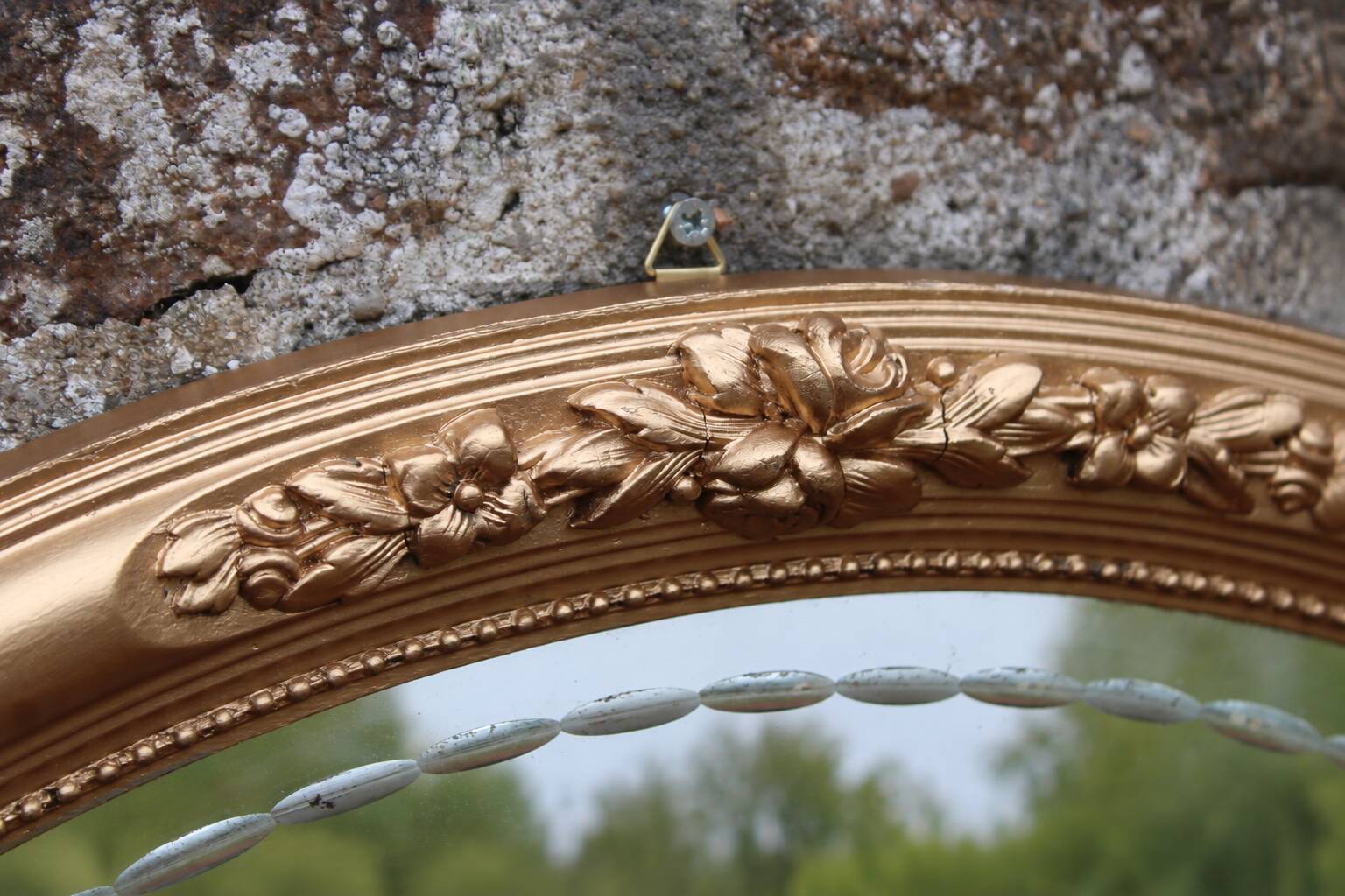 Miroir ovale vintage doré à décor floral et verre biseauté – 58 × 48 cm