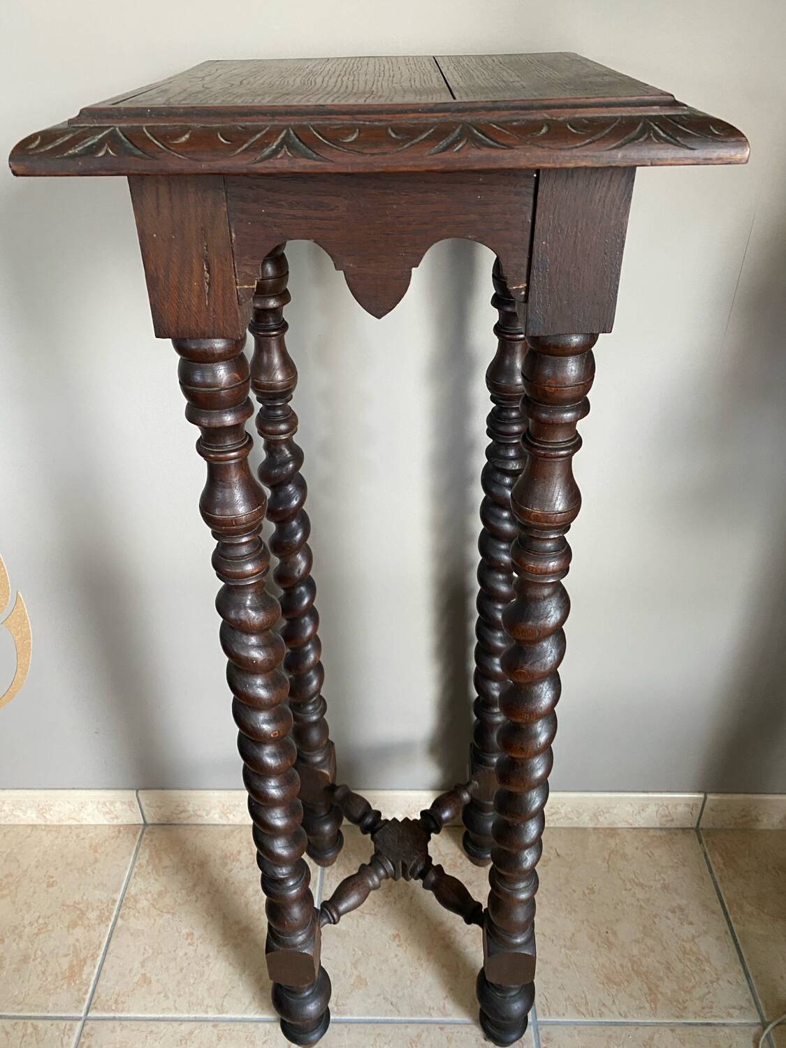 Louis XIII style pedestal table