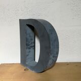 Lettre D ancienne en relief et en zinc