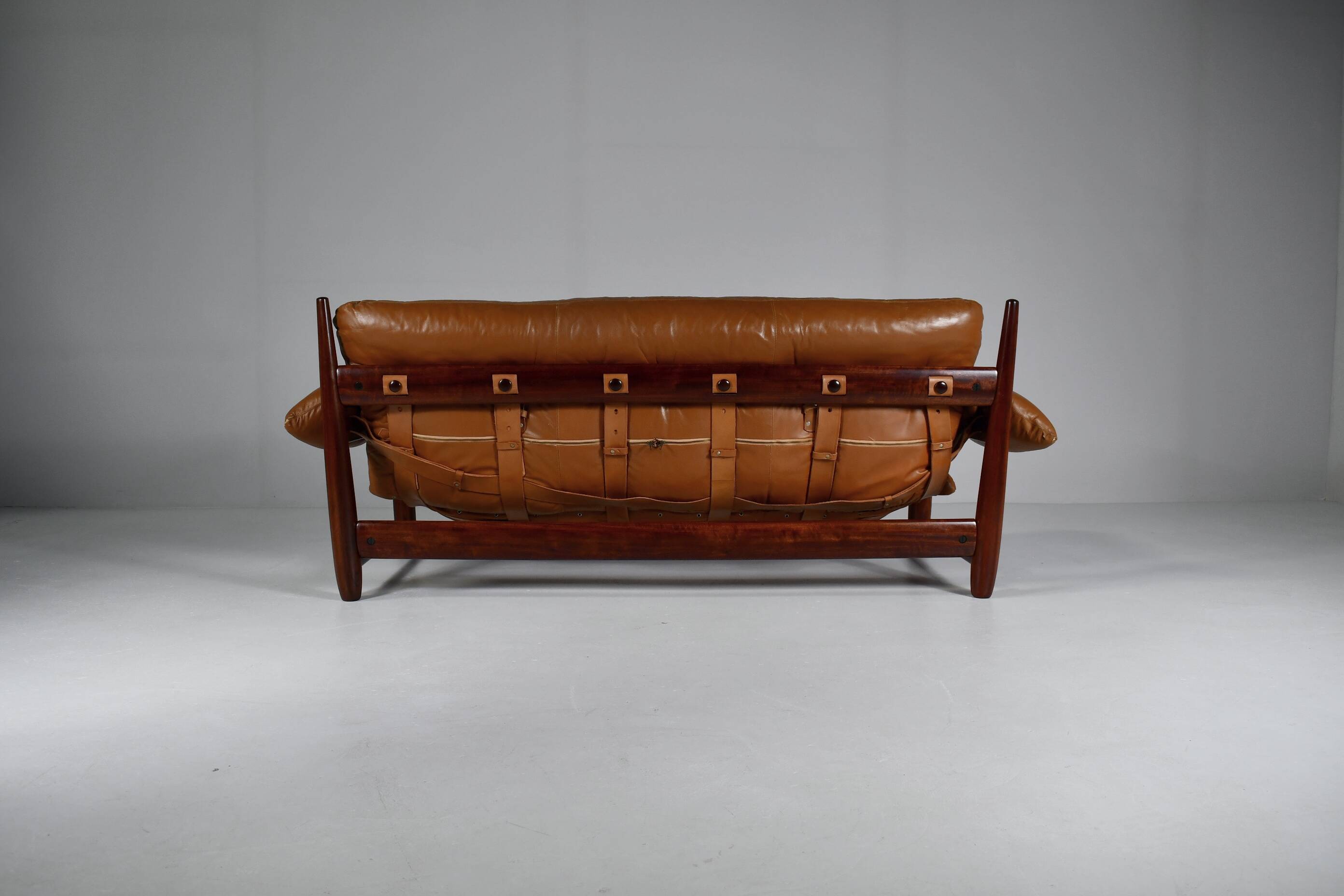 Mole sofa in leather by Sergio Rodrigues. 1960s Made in Brazil