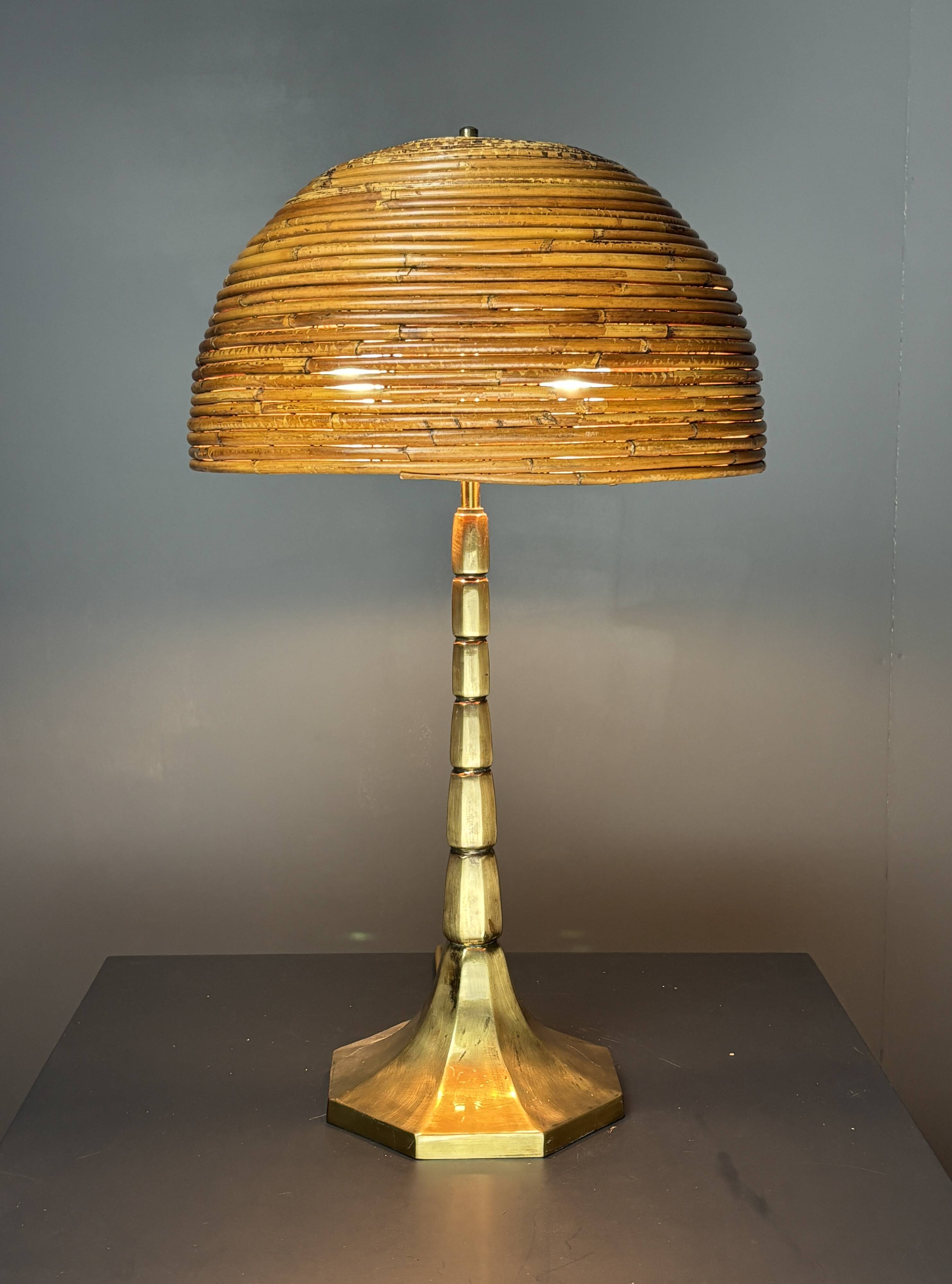 Lampe de table en rattan, bambou et laiton à tige en crayon du milieu du siècle. Années 1970.