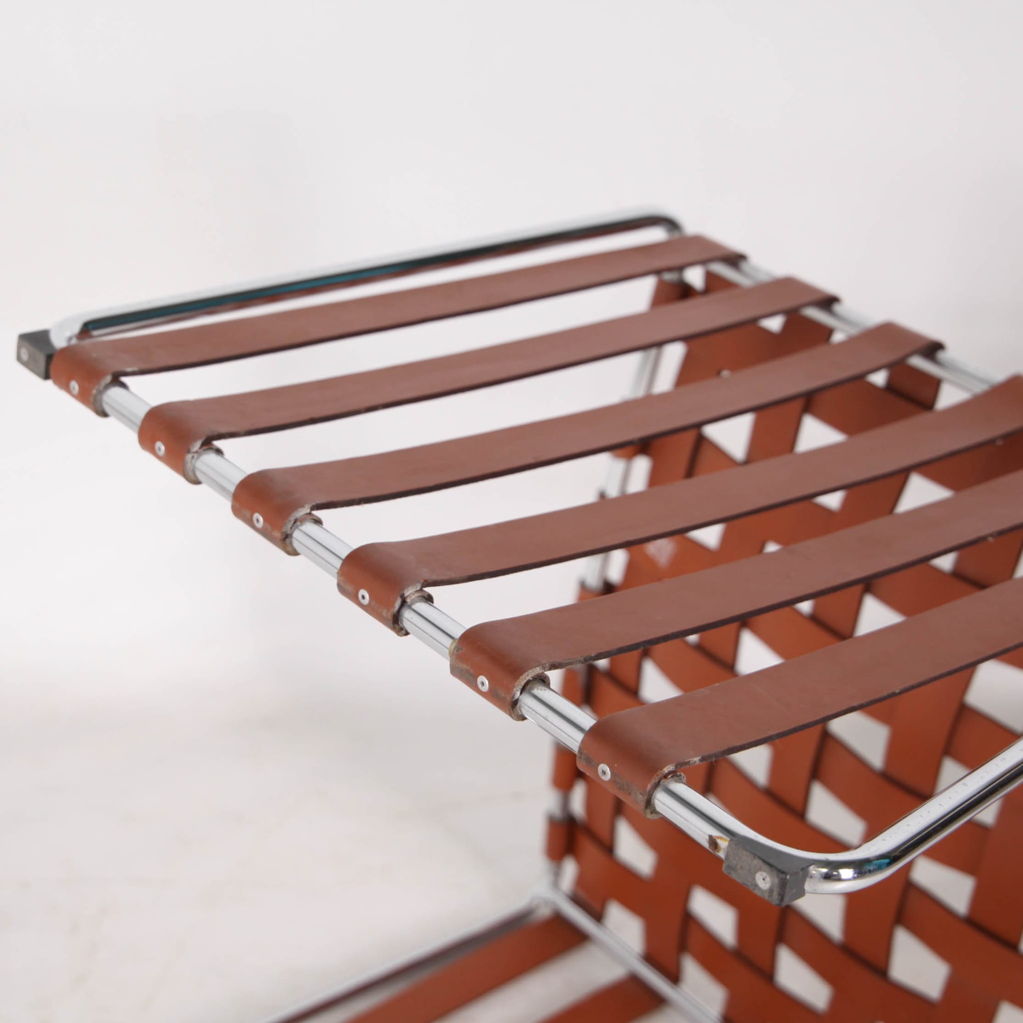 Suite de 6 chaises en cuir et chrome