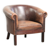 Sheepskin club armchair with patina in a subtle size and a vintage look