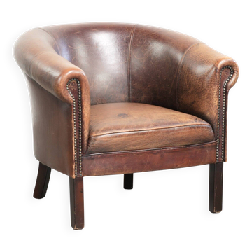 Sheepskin club armchair with patina in a subtle size and a vintage look
