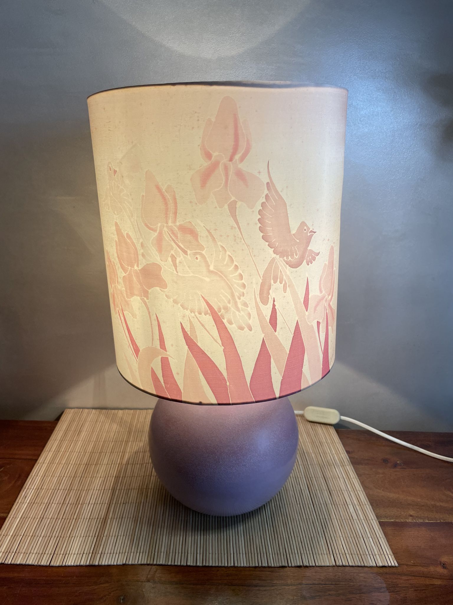Lampe céramique lilas décor iris et oiseaux
