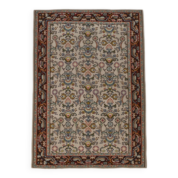 Un tapis persan oriental crème à motifs floraux – Élégance classique