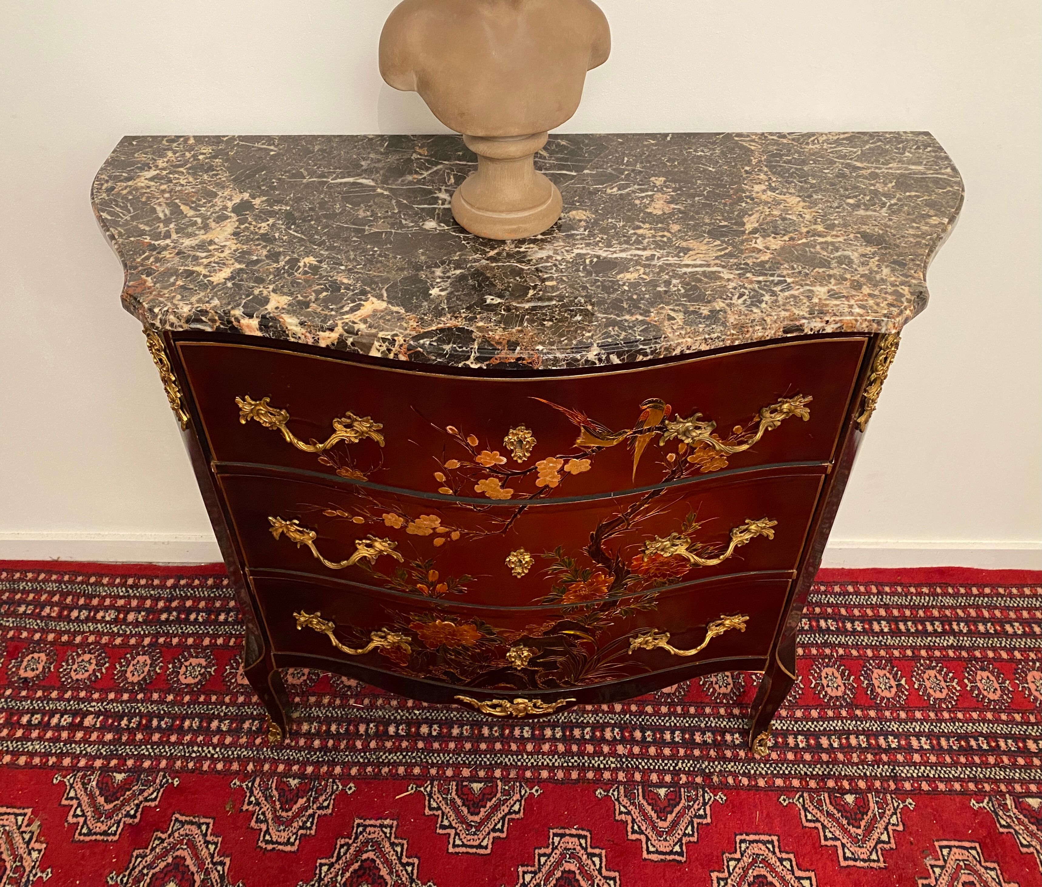 Commode galbée