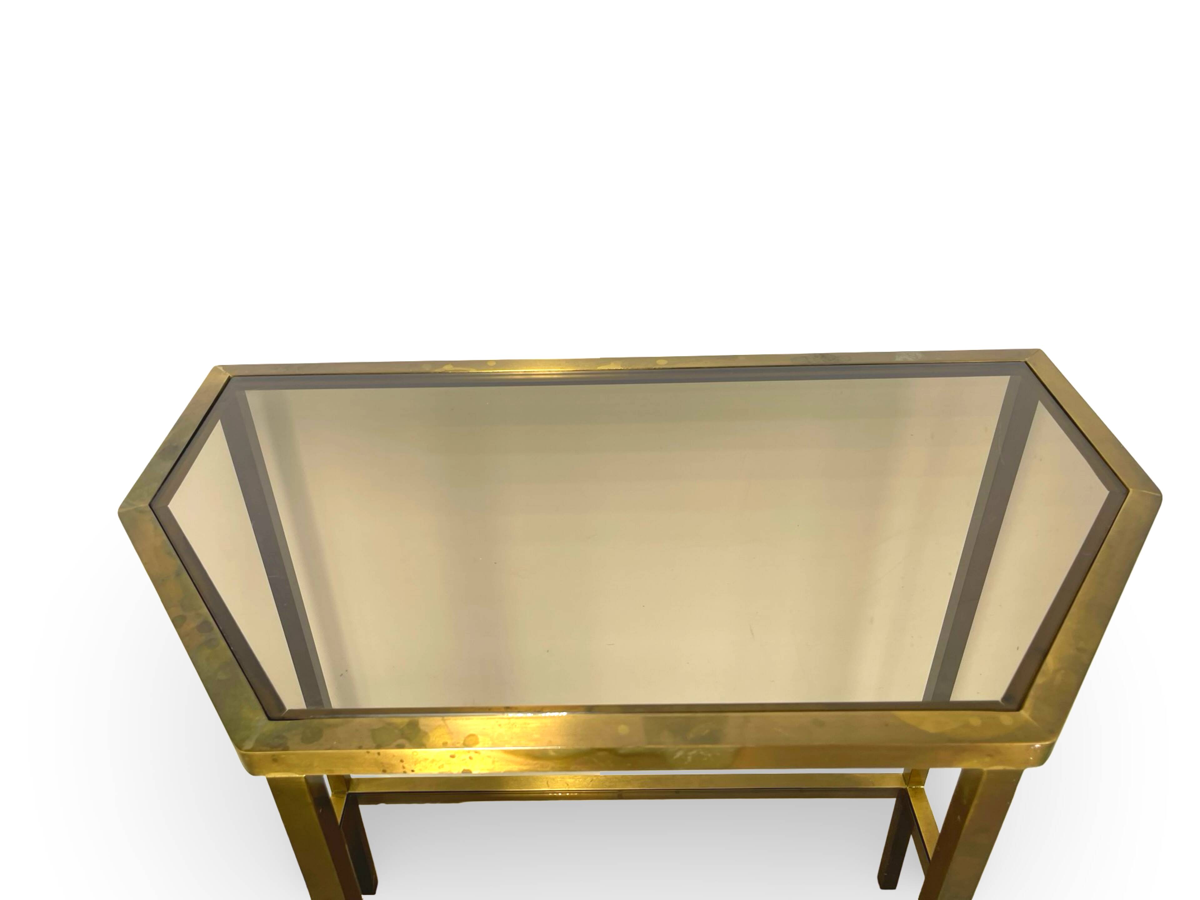 Table d'appoint italienne demi-hexagonale en laiton des années 1970.