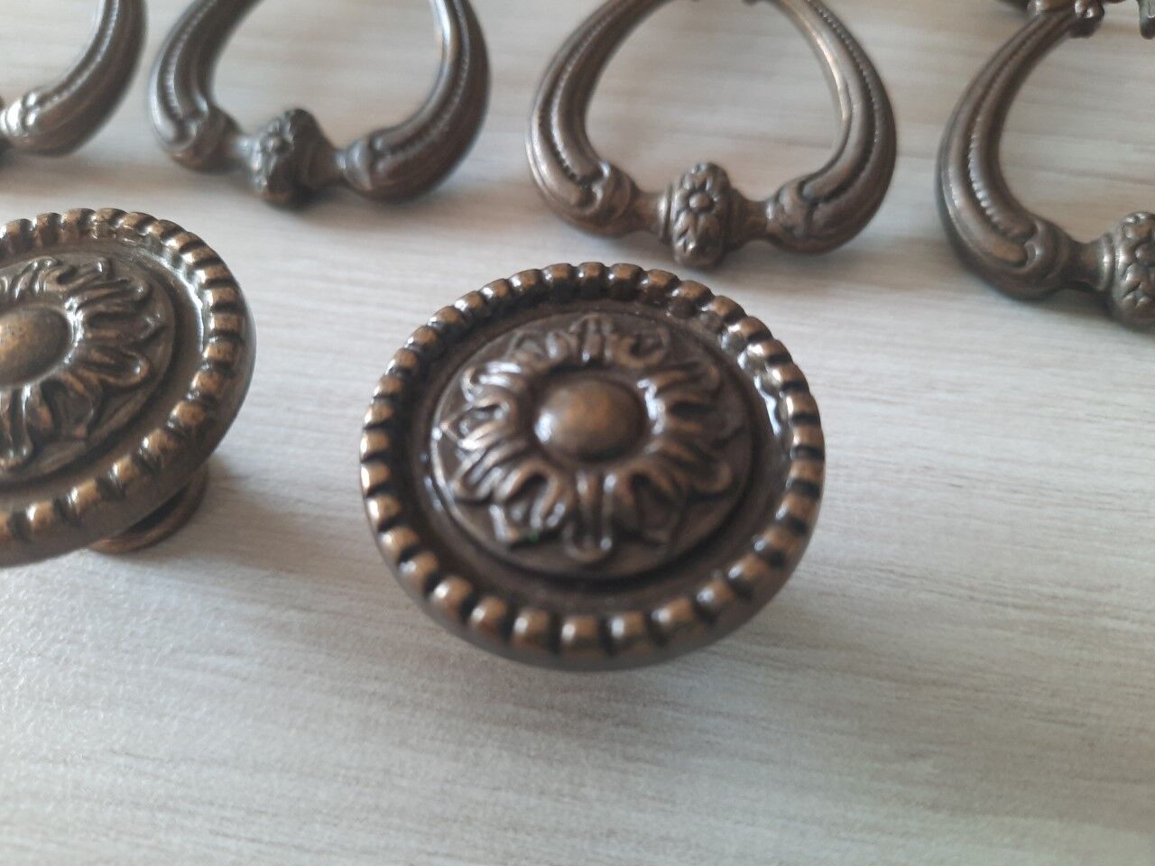 Lot de 4 poignées anciennes et 2 boutons en laiton