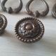 Lot de 4 poignées anciennes et 2 boutons en laiton