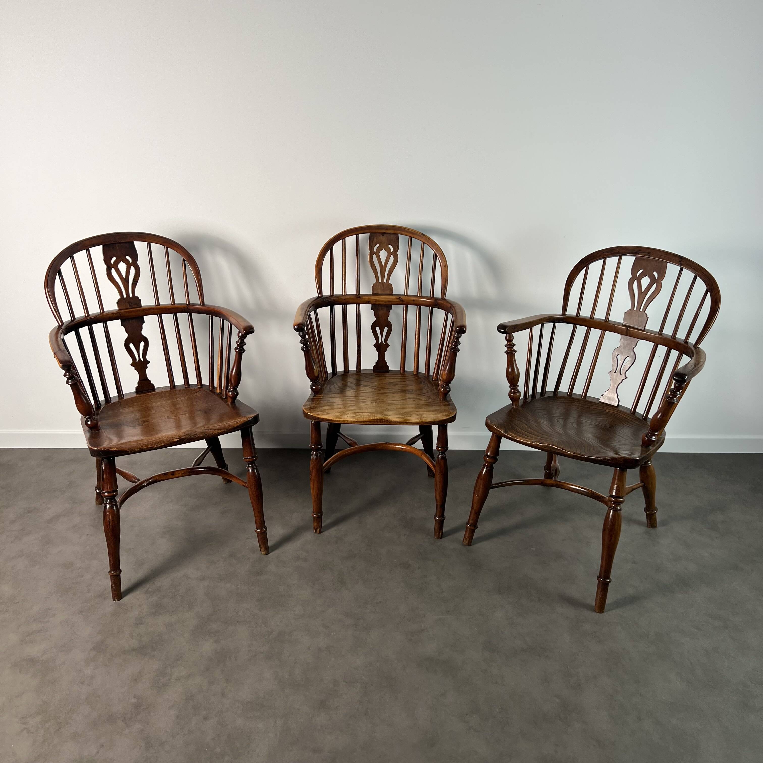 Ensemble de 3 chaises, fauteuils Windsor Low Back en orme, Angleterre, XIXe