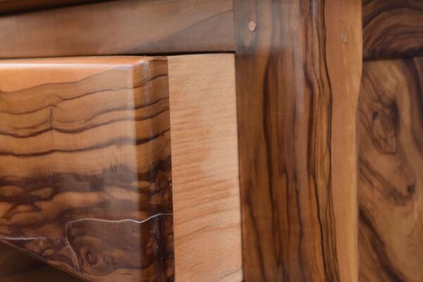 Commode brutaliste forme libre en olivier