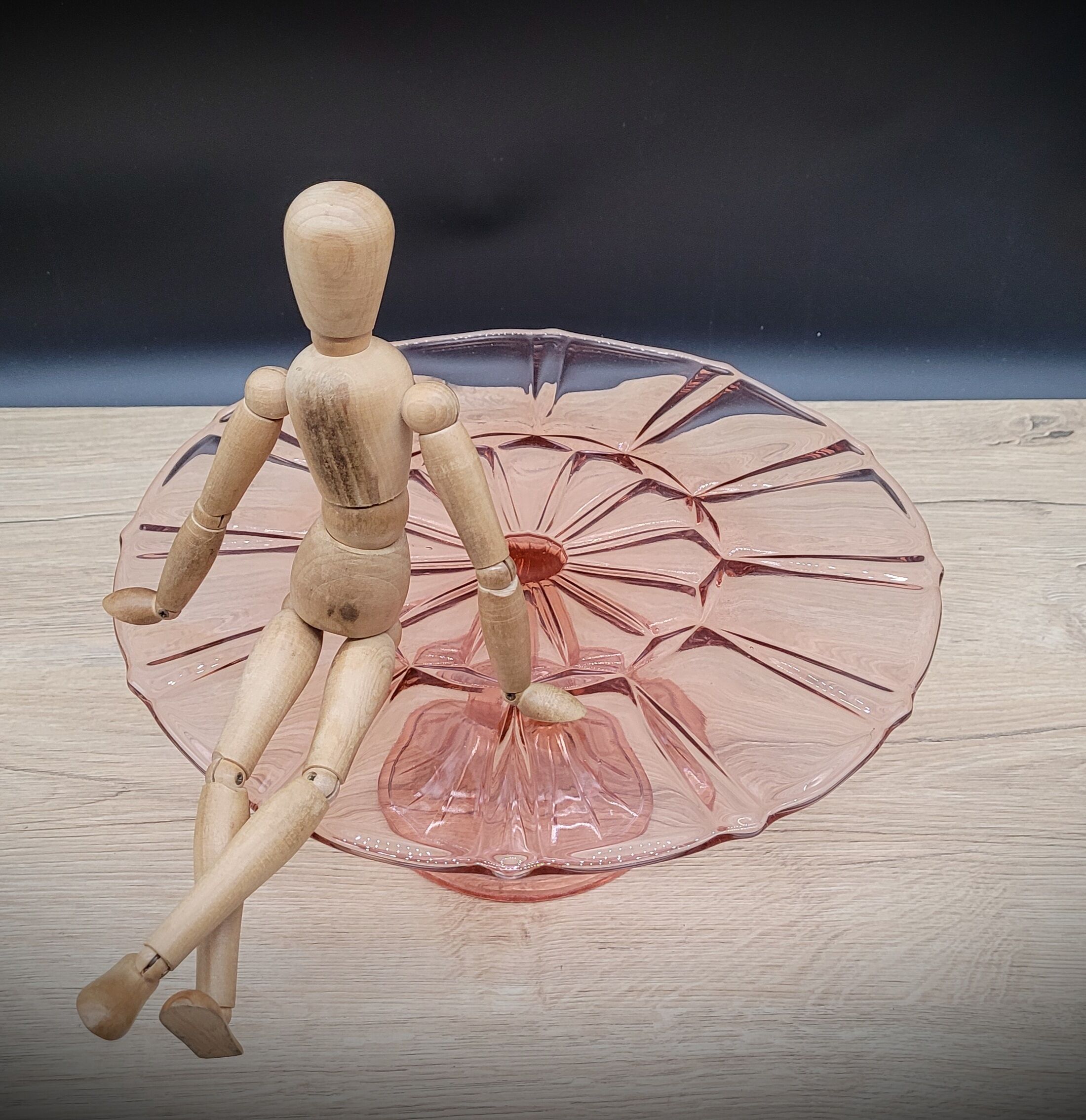 Dish cake or pie on foot