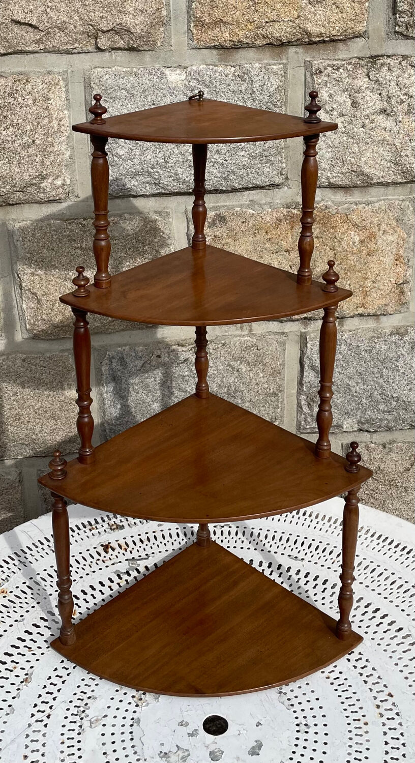Unité d'angle française vintage en bois avec quatre étagères.