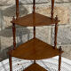 Unité d'angle française vintage en bois avec quatre étagères.
