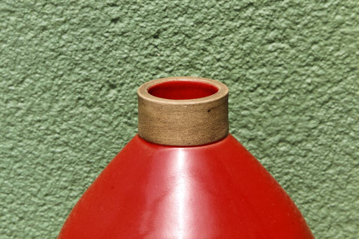 Vase rouge en grés émaillé, signature alpha apocryphe