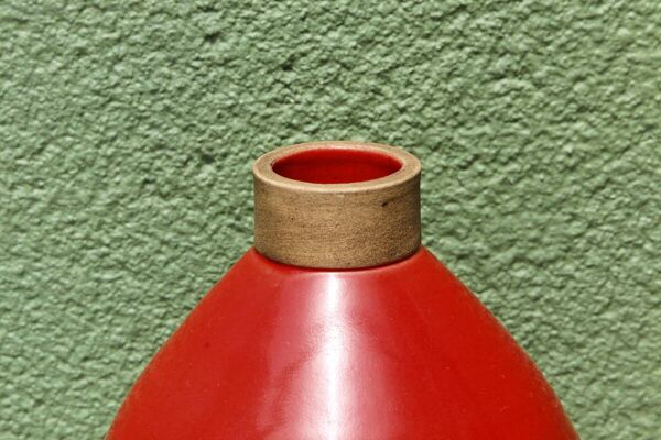 Vase rouge en grés émaillé, signature alpha apocryphe