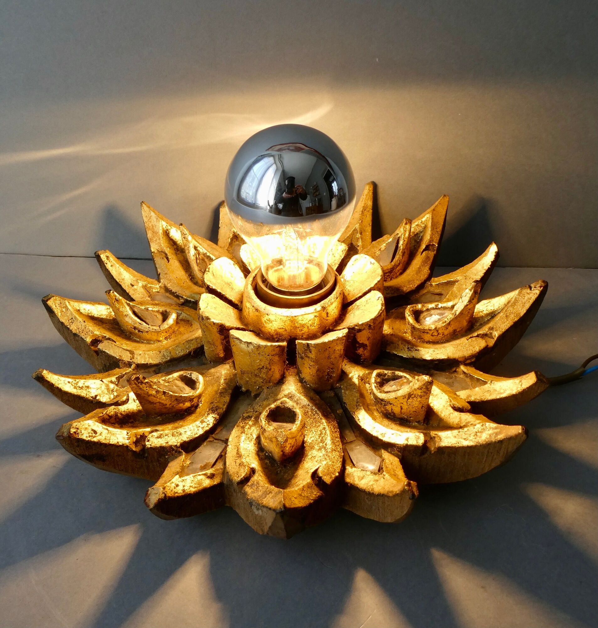 Applique forme fleur, en bois sculpté doré et verre, années 70