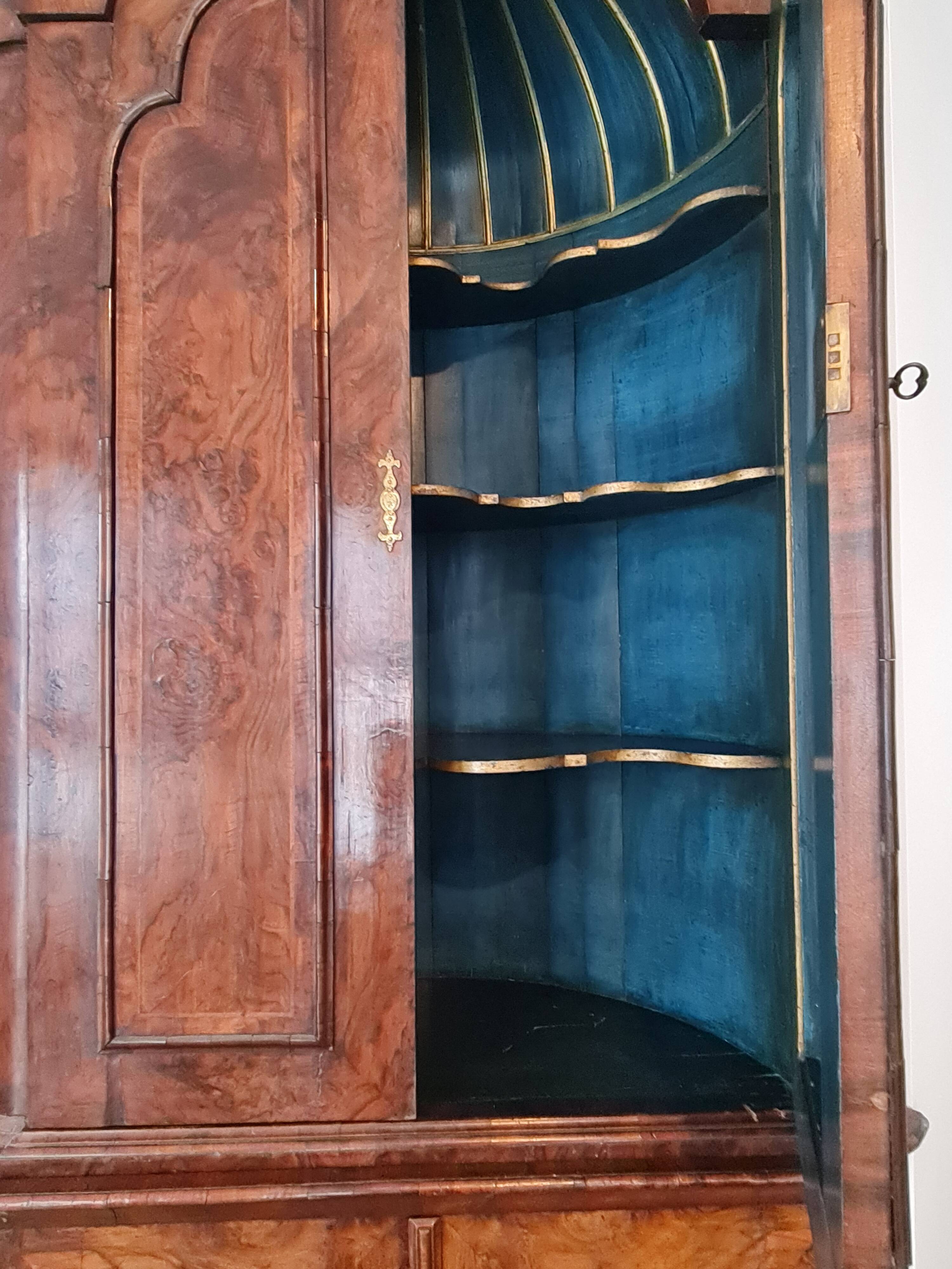 Antique Dutch corner cabinet in burl – two-body cabinet from the 19th century