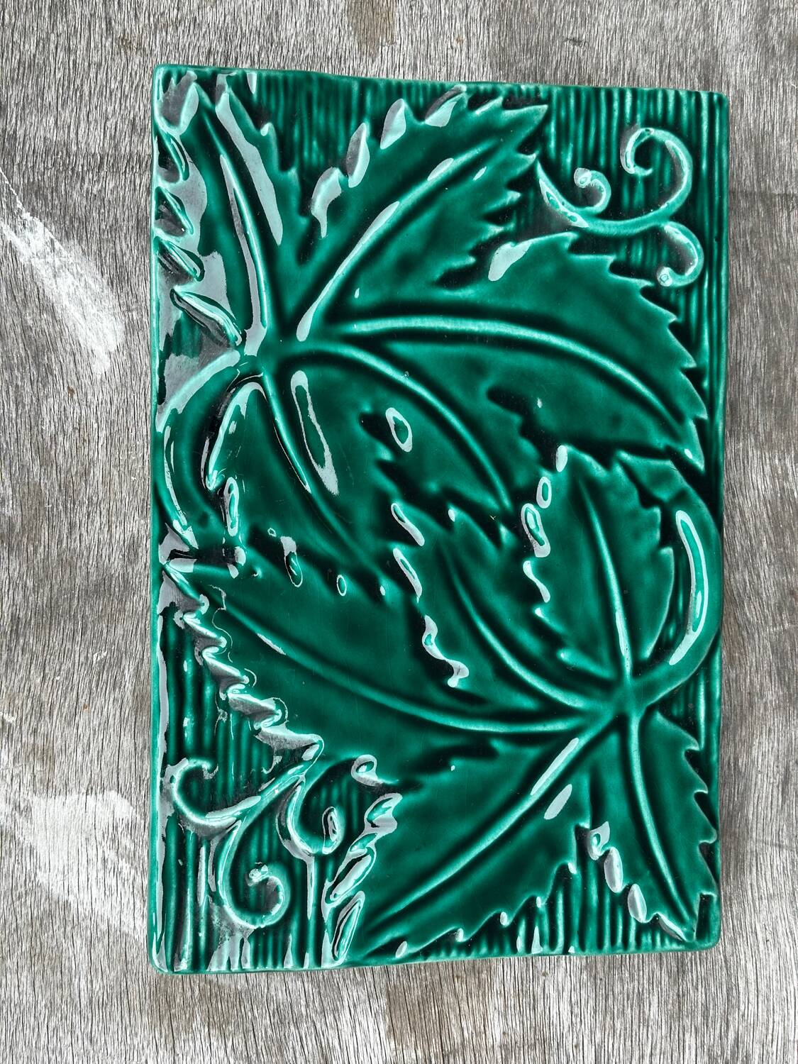 Green Ceramic Trivet with Leaf Decoration - Art Deco Period 1