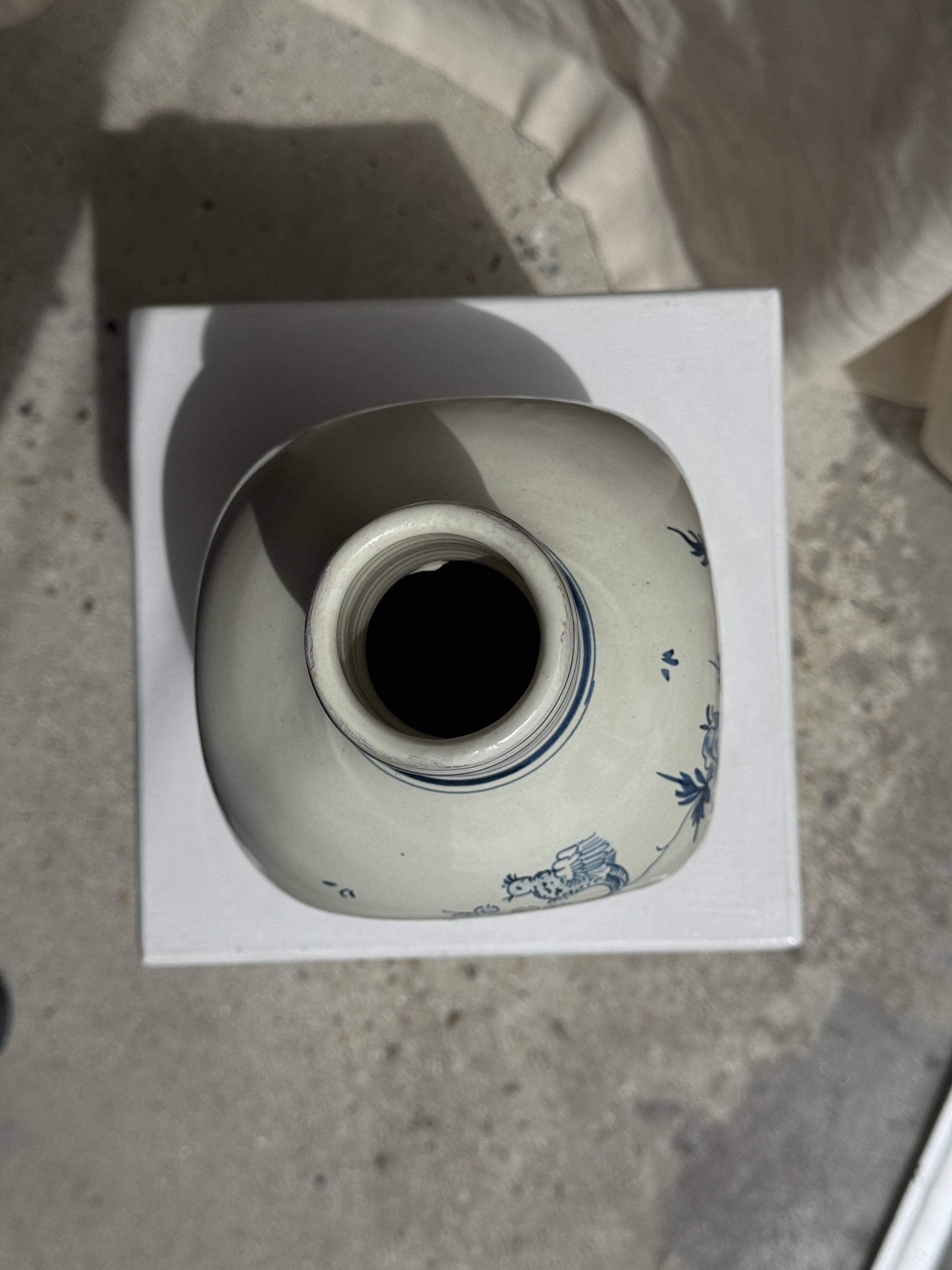Vase en faïence blanche décor bleu O. HIPER