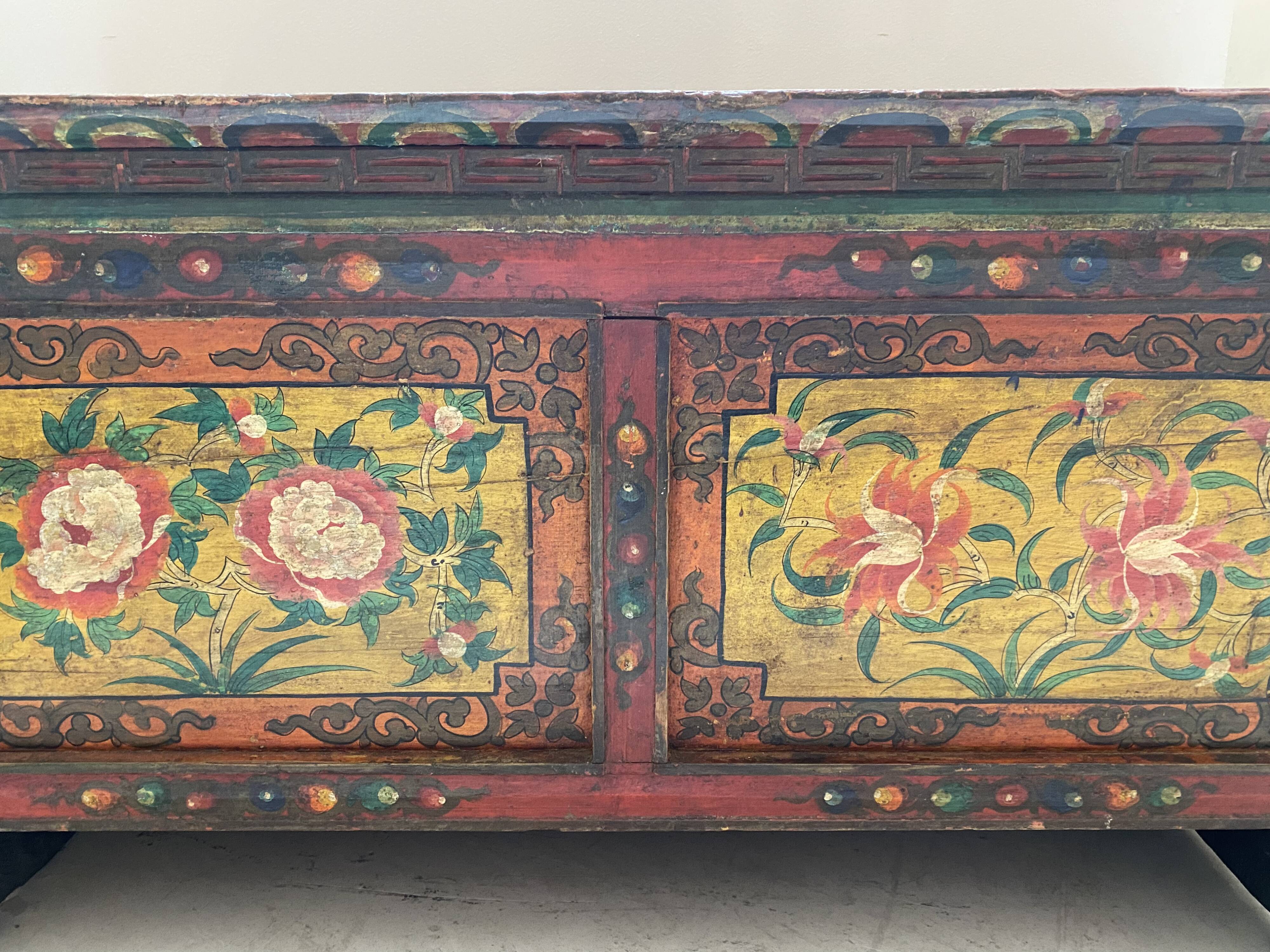 Tibetan wooden chest with polychrome decoration XIXEme