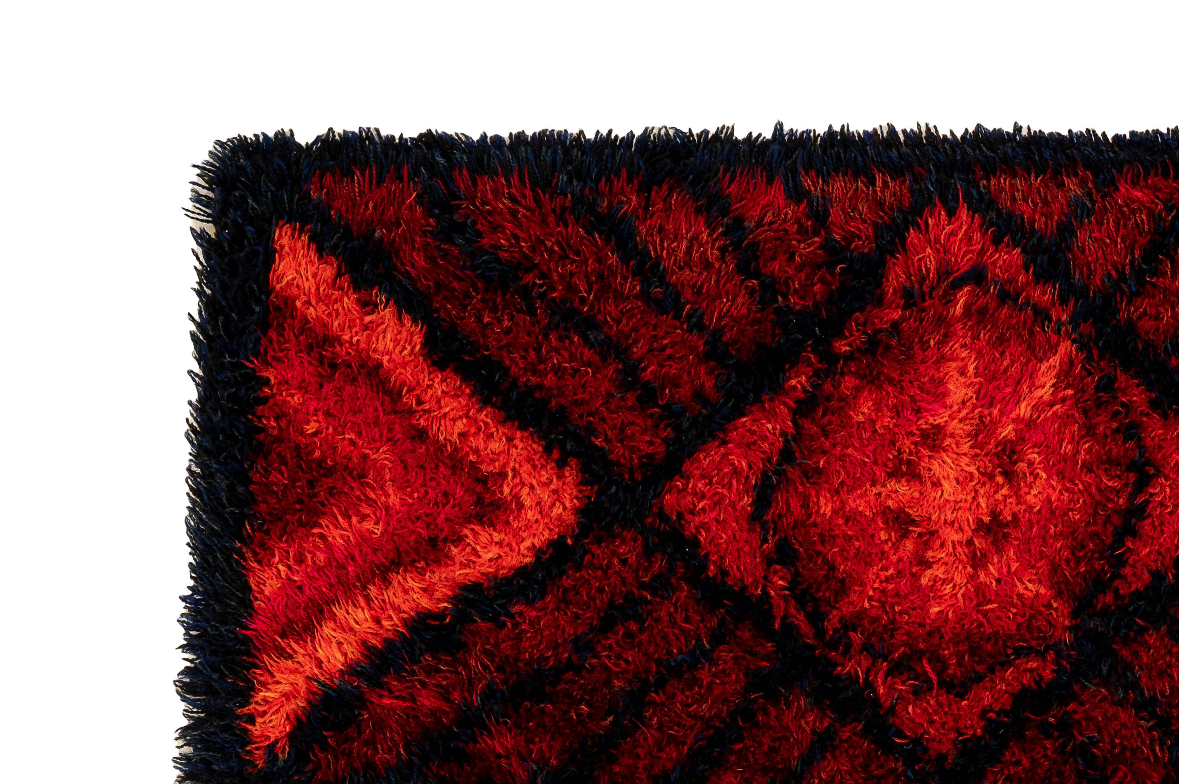 Scandinavian 20th century modern rya rug. Svängsta Slottsmatta, Sweden. 149 x 94 cm (59 x 37 in)