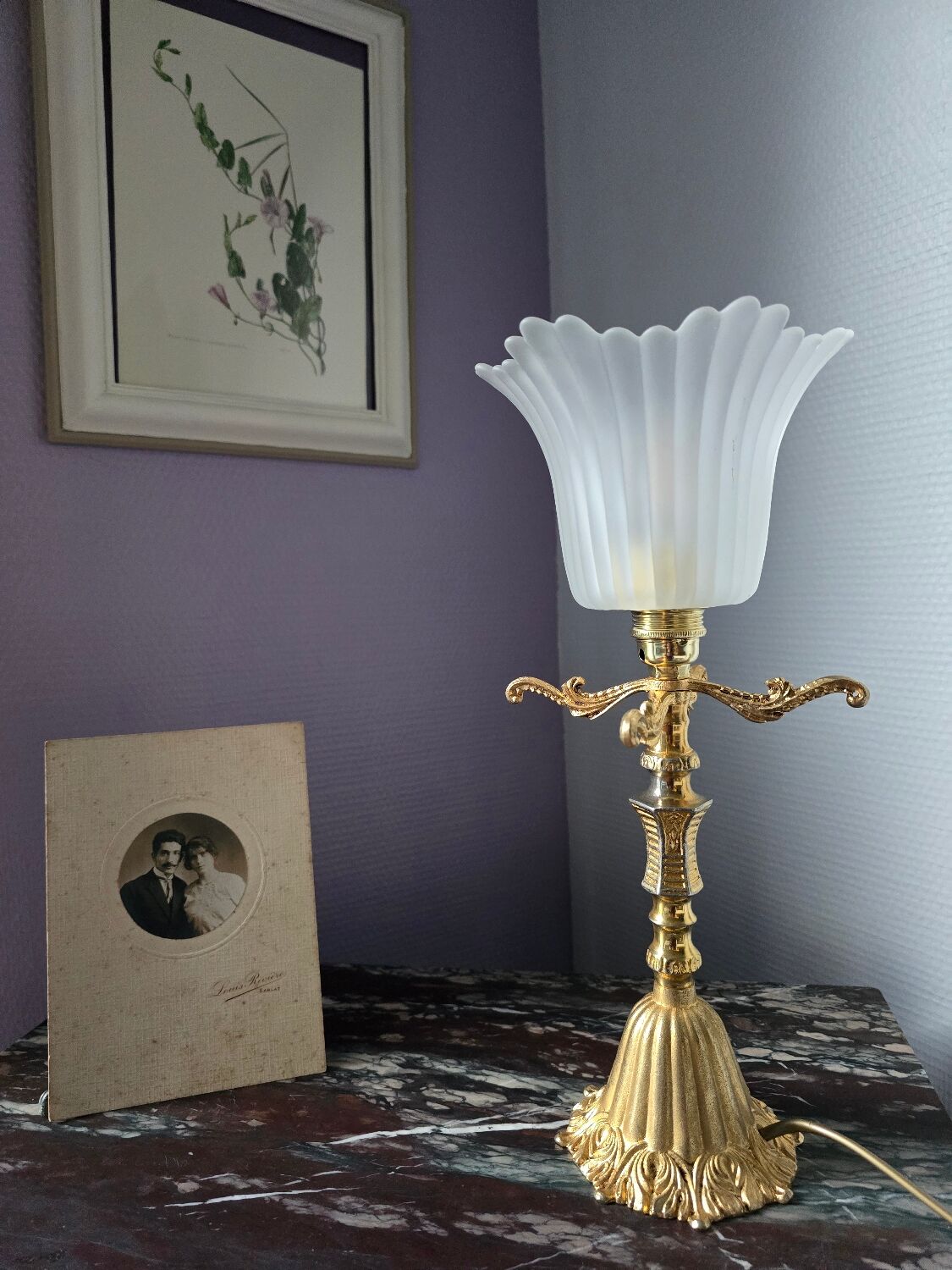Lampe à poser originale éléments en métal doré et tulipe